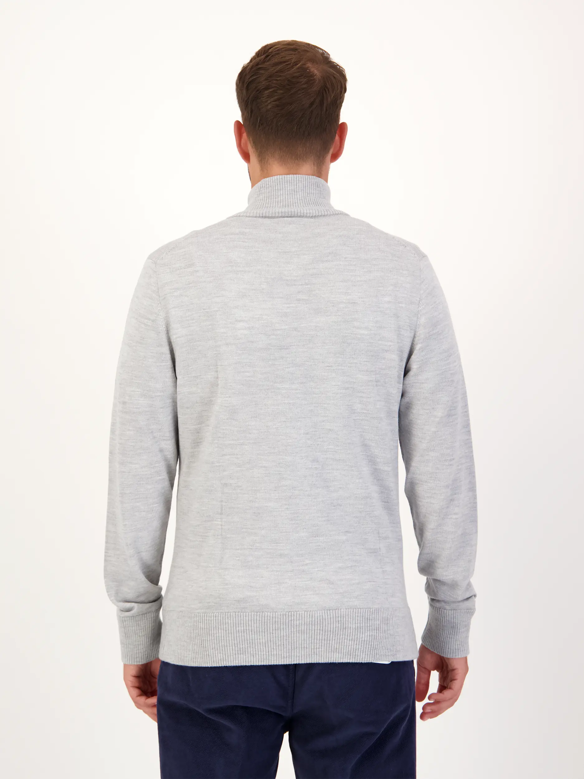 Strickjacke 'Antonio' aus Schurwolle - Artikel Rückseite getragen von einem Modell - Farbe: Grau