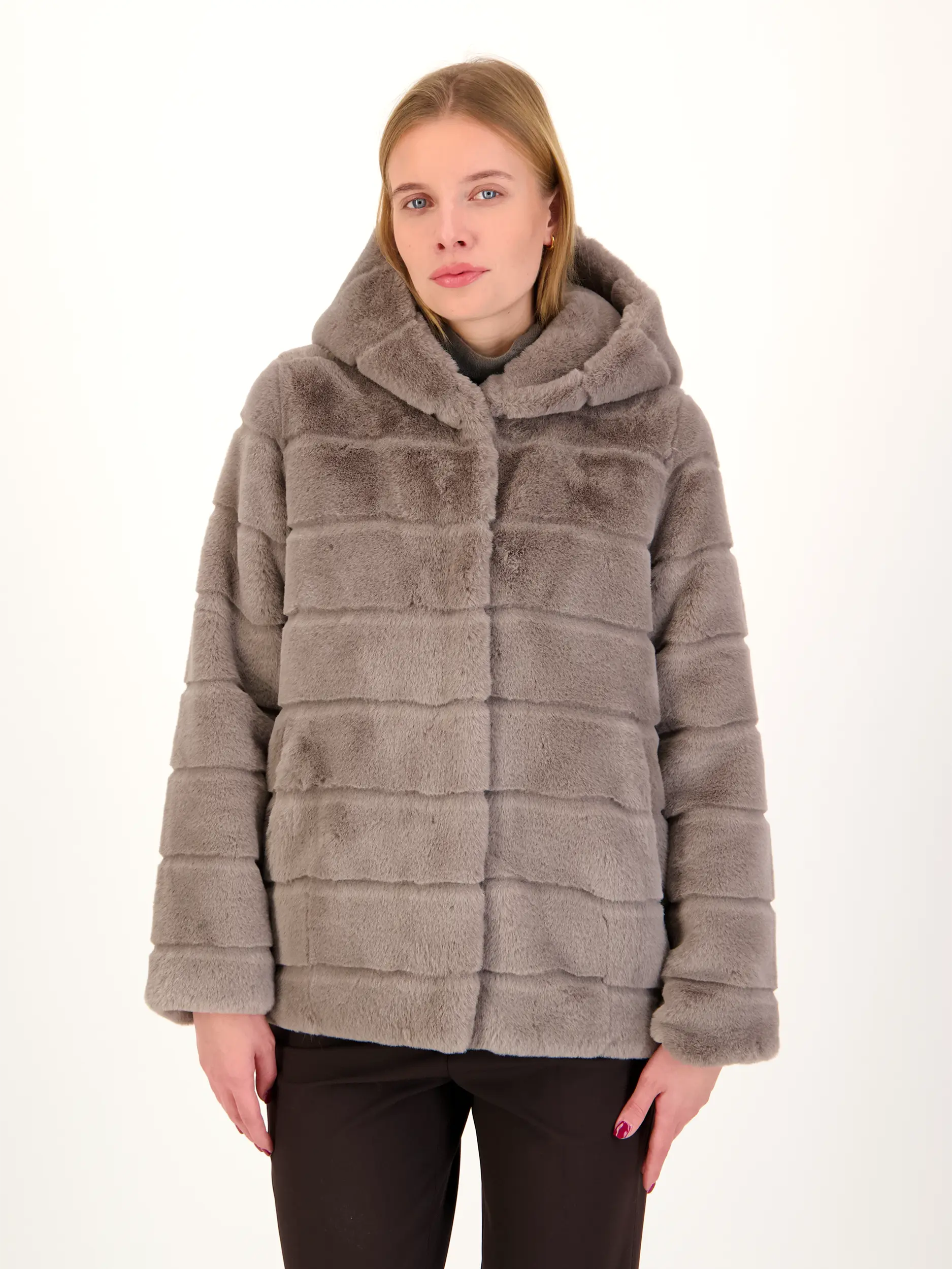 Jacke 'Goldy' - Artikel Vorderseite getragen von einem Modell - Farbe: Grau