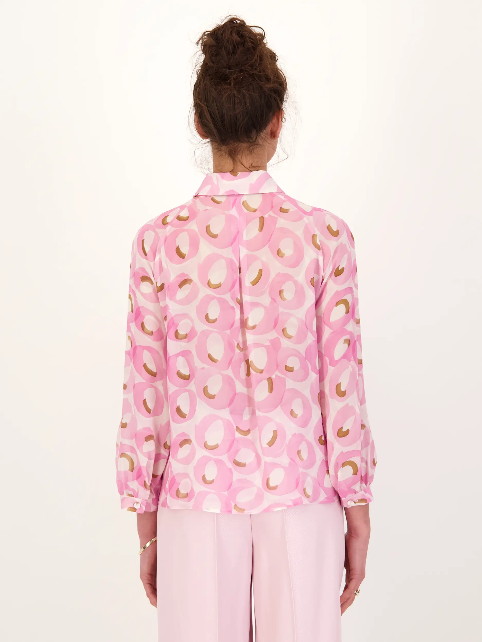 Bluse langarm - Artikel Rückseite getragen von einem Modell - Farbe: Rosa&Pink