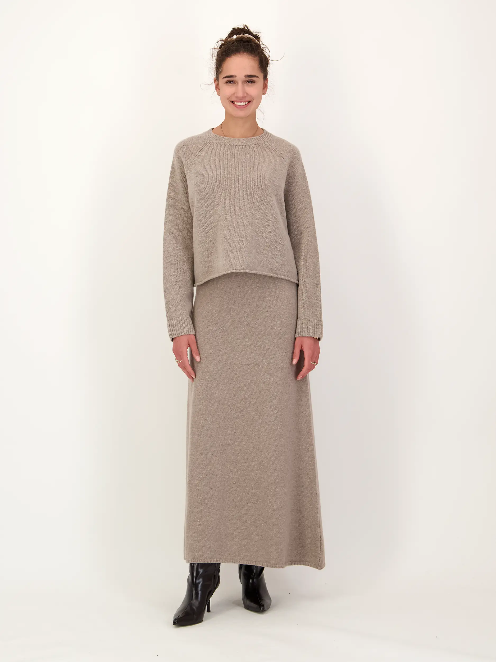 Maxi Strickrock PW 'Cosima' aus Kaschmir-Mix - Artikel Teil eines Outfits getragen von einem Modell - Farbe: Braun