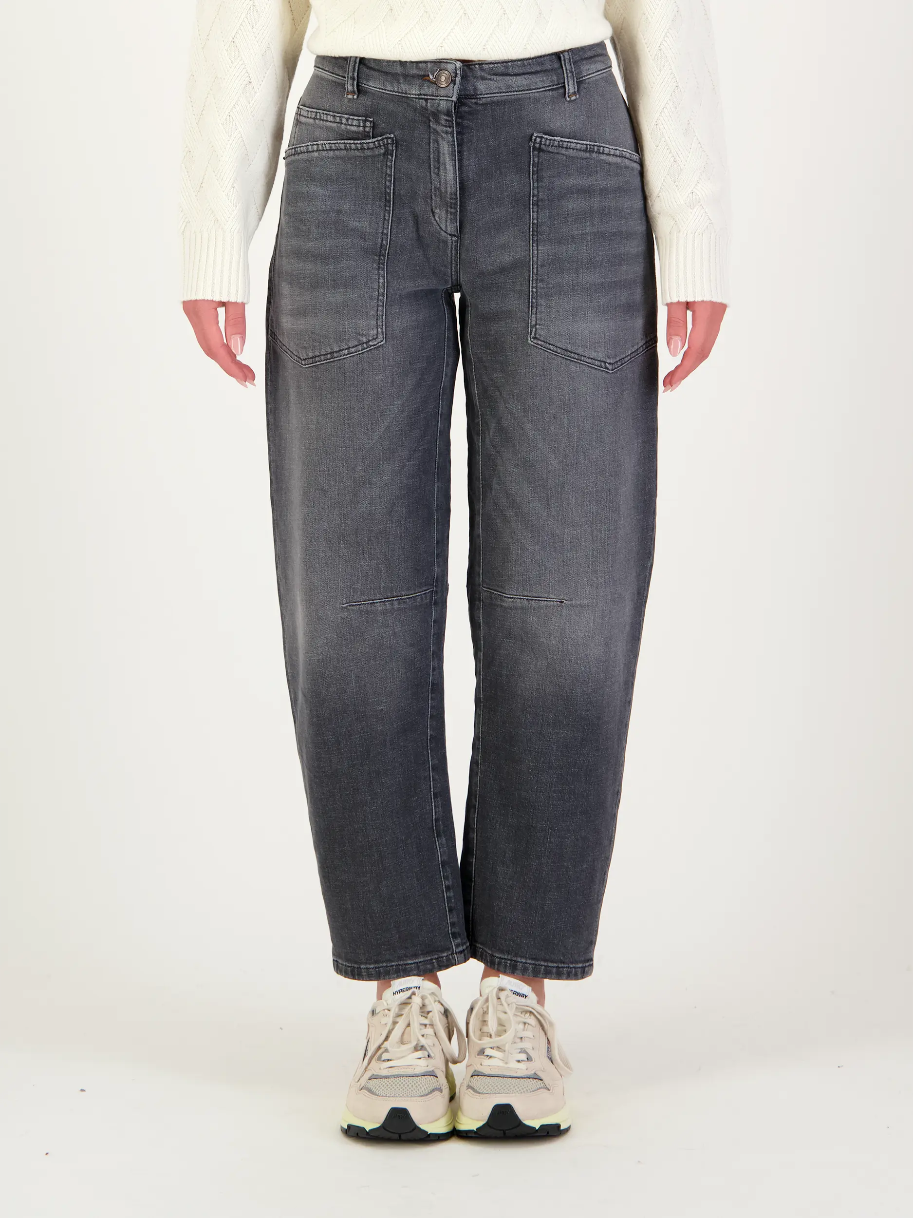 Mid Rise Barrel Jeans 'Ocean' - Artikel Vorderseite getragen von einem Modell - Farbe: Grau