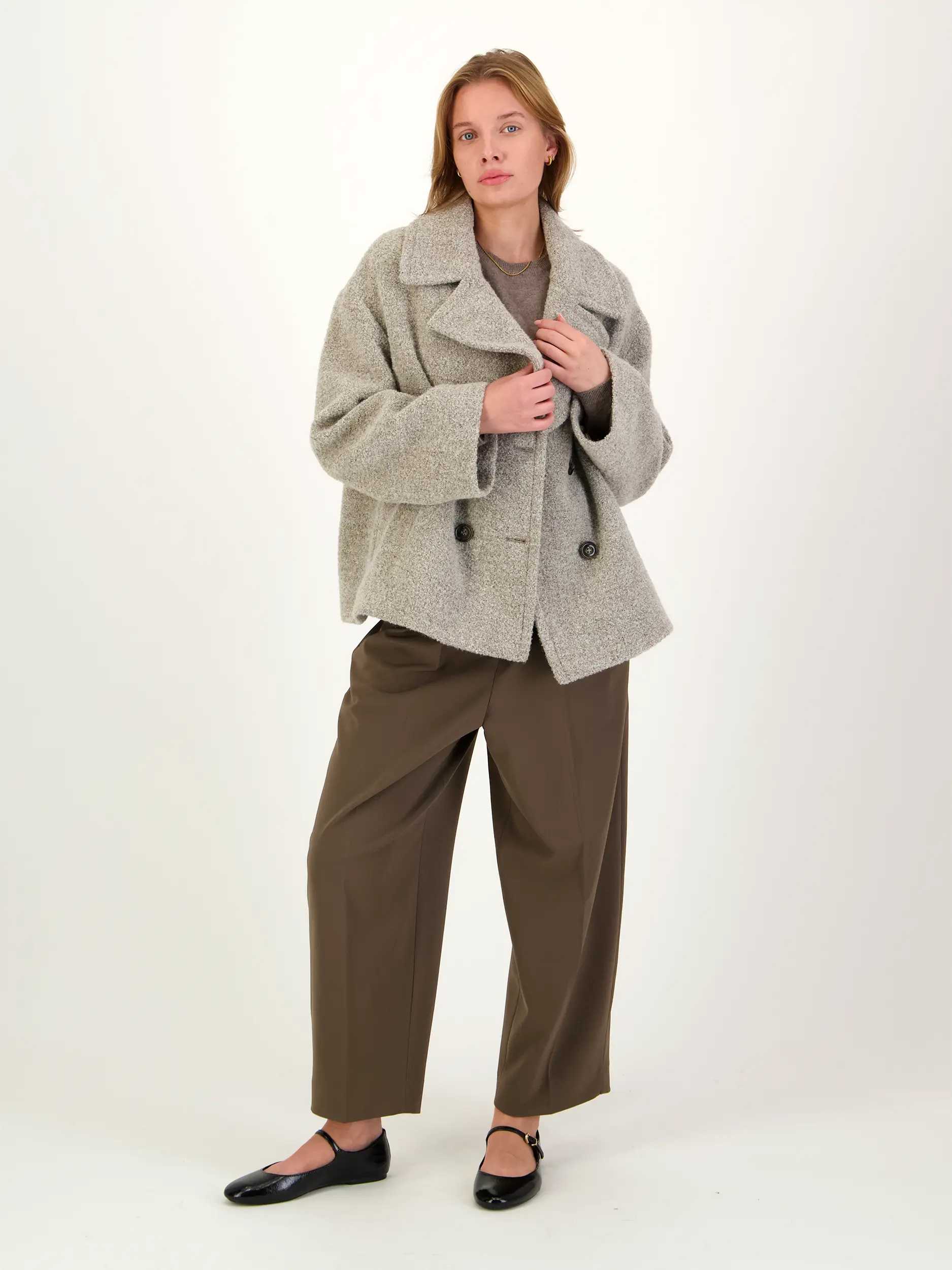 Cabanjacke - Artikel Teil eines Outfits getragen von einem Modell - Farbe: Beige