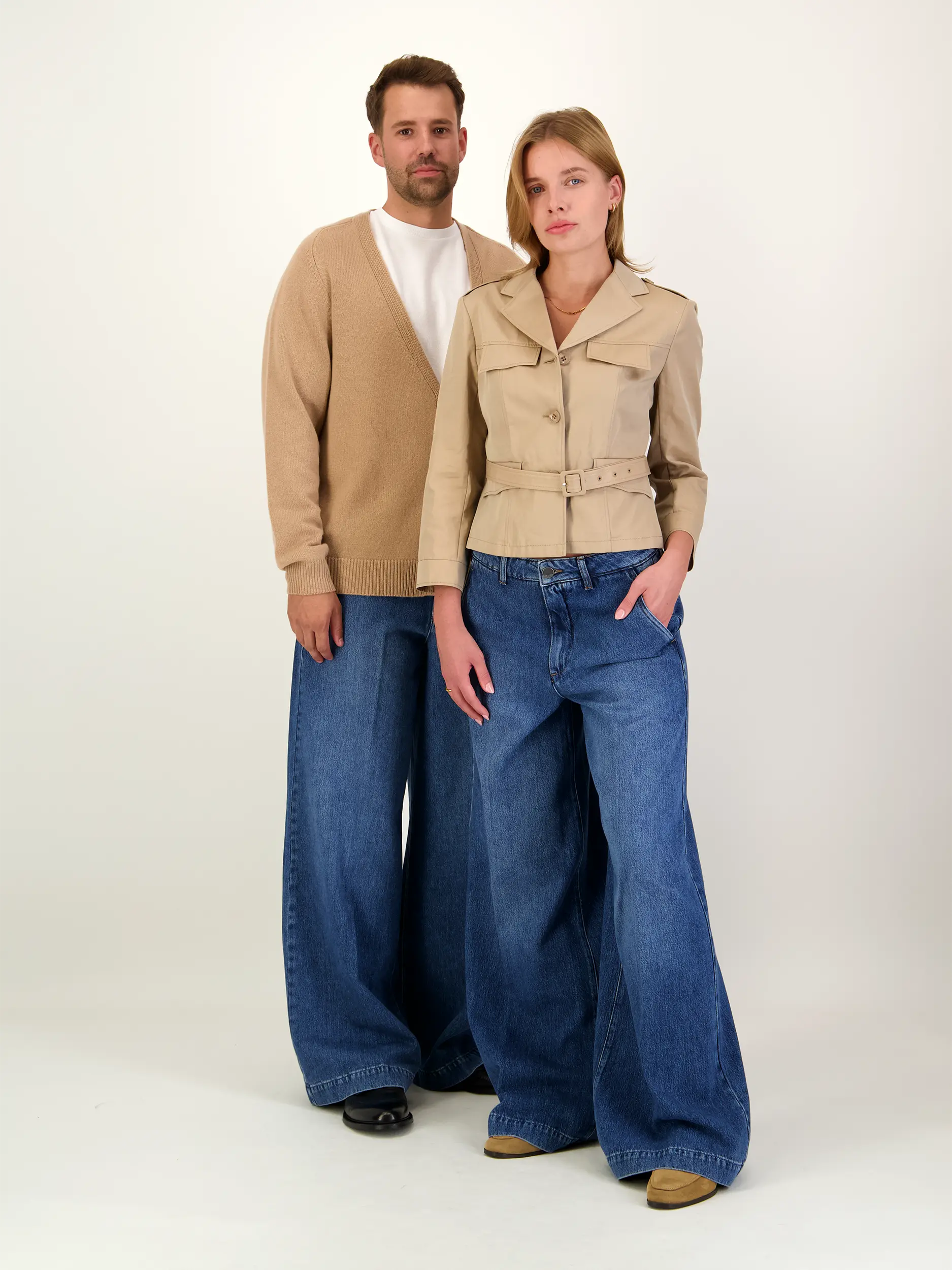 High Waist Wide Leg Unisex Jeans 'Ivon' - Artikel Teil eines Outfits getragen von einem Modell