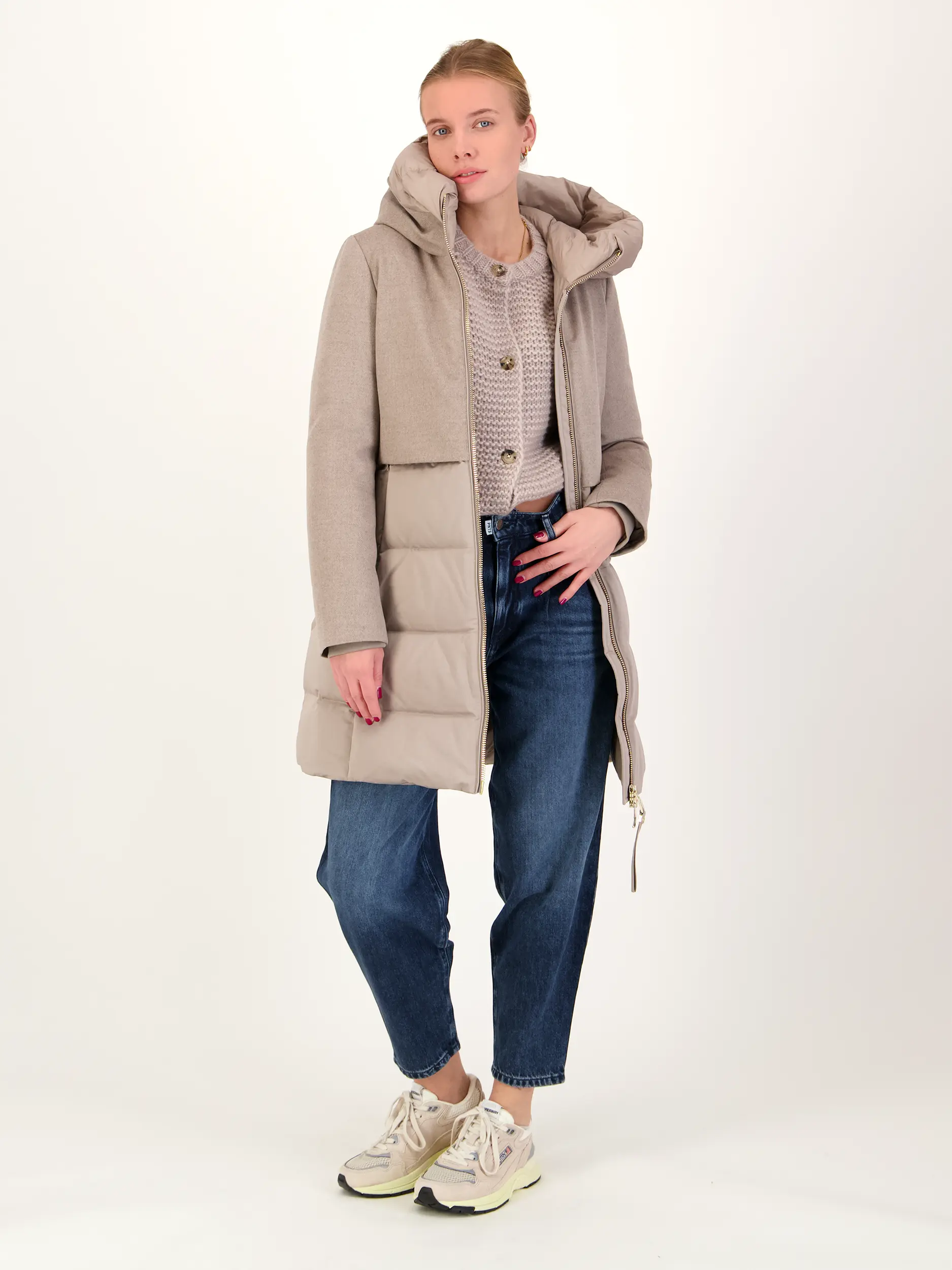 Strickjacke aus Kaschmir - Artikel Teil eines Outfits getragen von einem Modell - Farbe: Braun