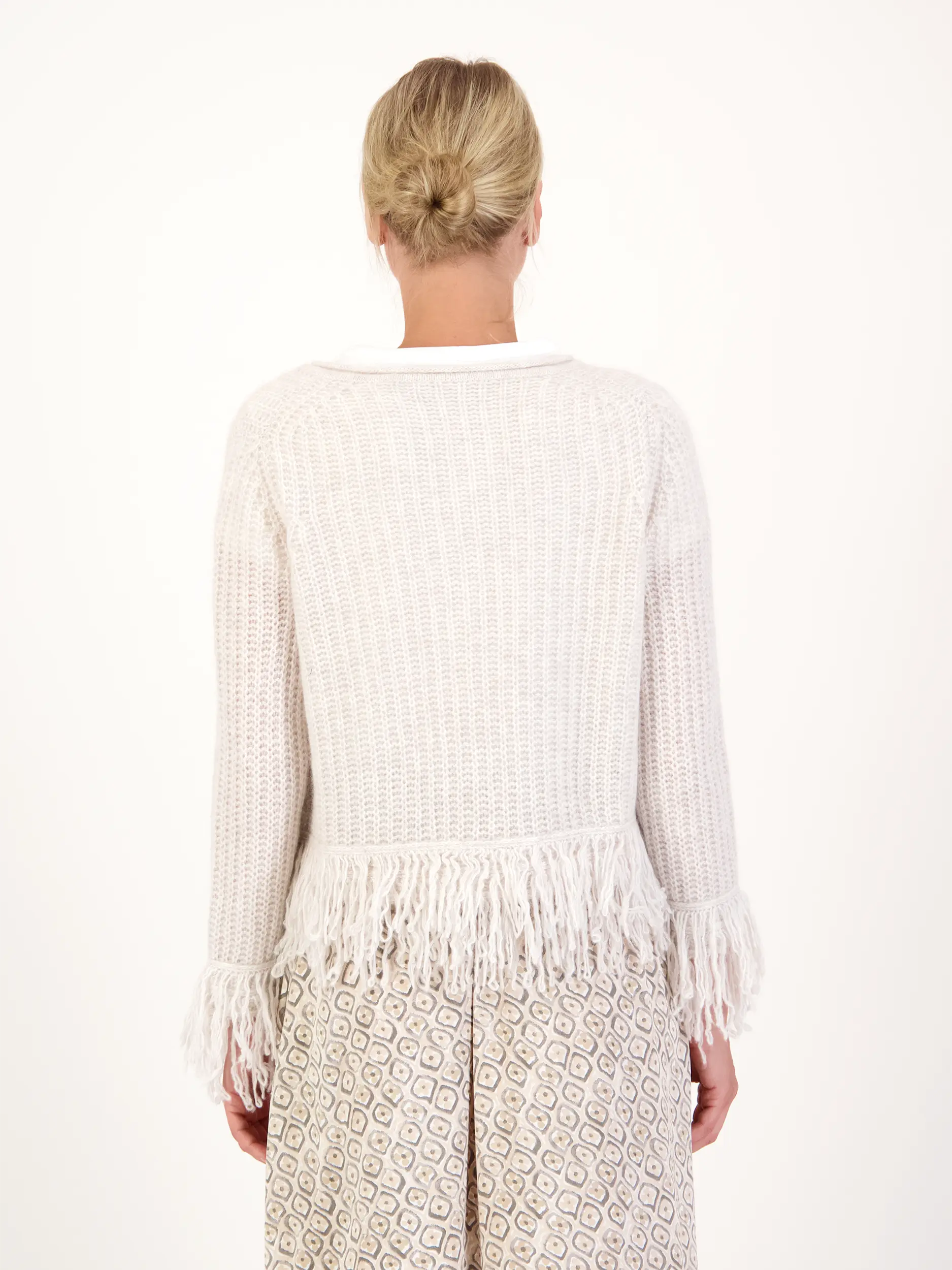 Strickjacke aus Kaschmir mit Fransen - Artikel Rückseite getragen von einem Modell - Farbe: Creme