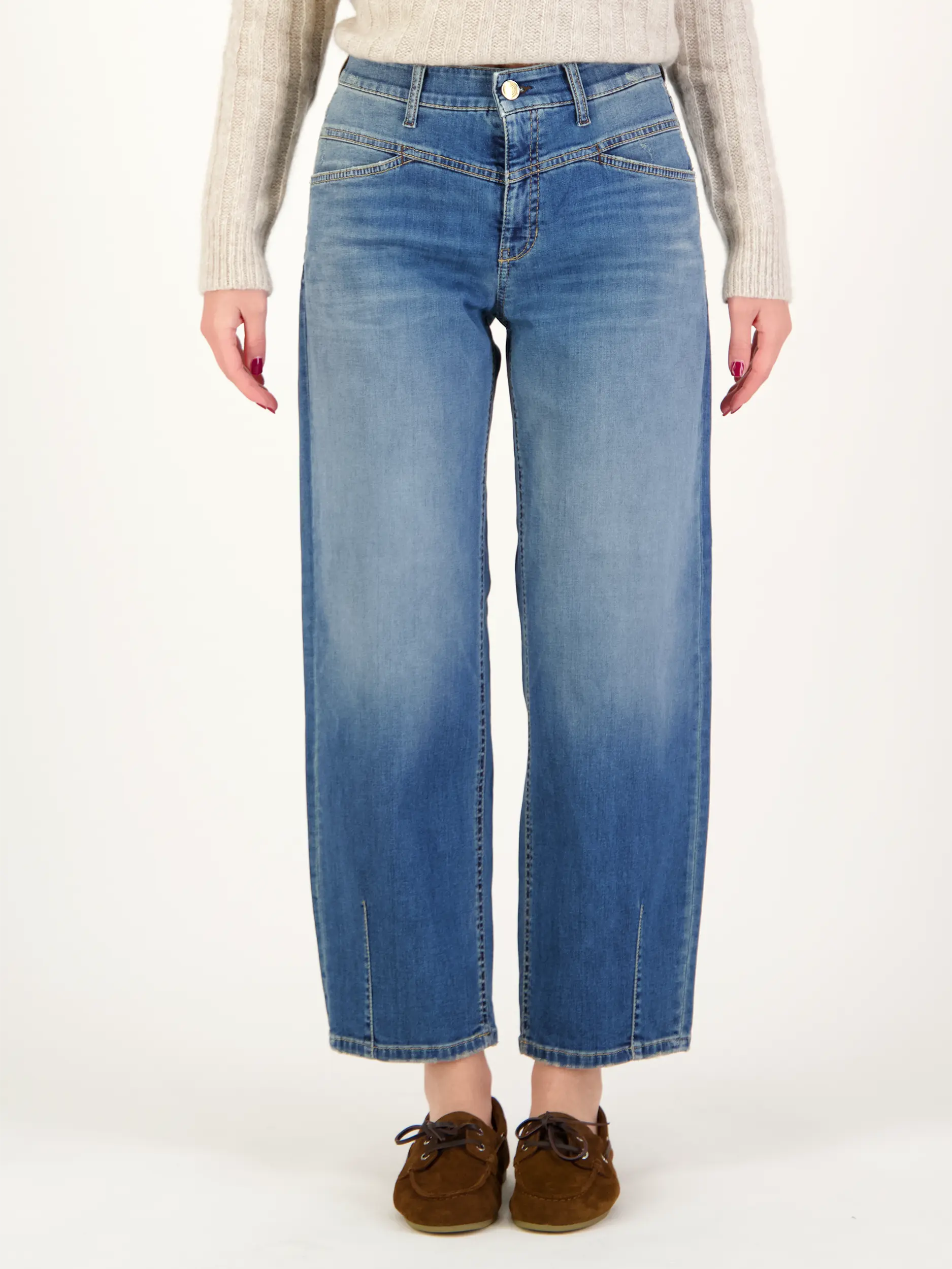 Mid Rise O-Shape Jeans 'Elin' - Artikel Vorderseite getragen von einem Modell - Farbe: Blau