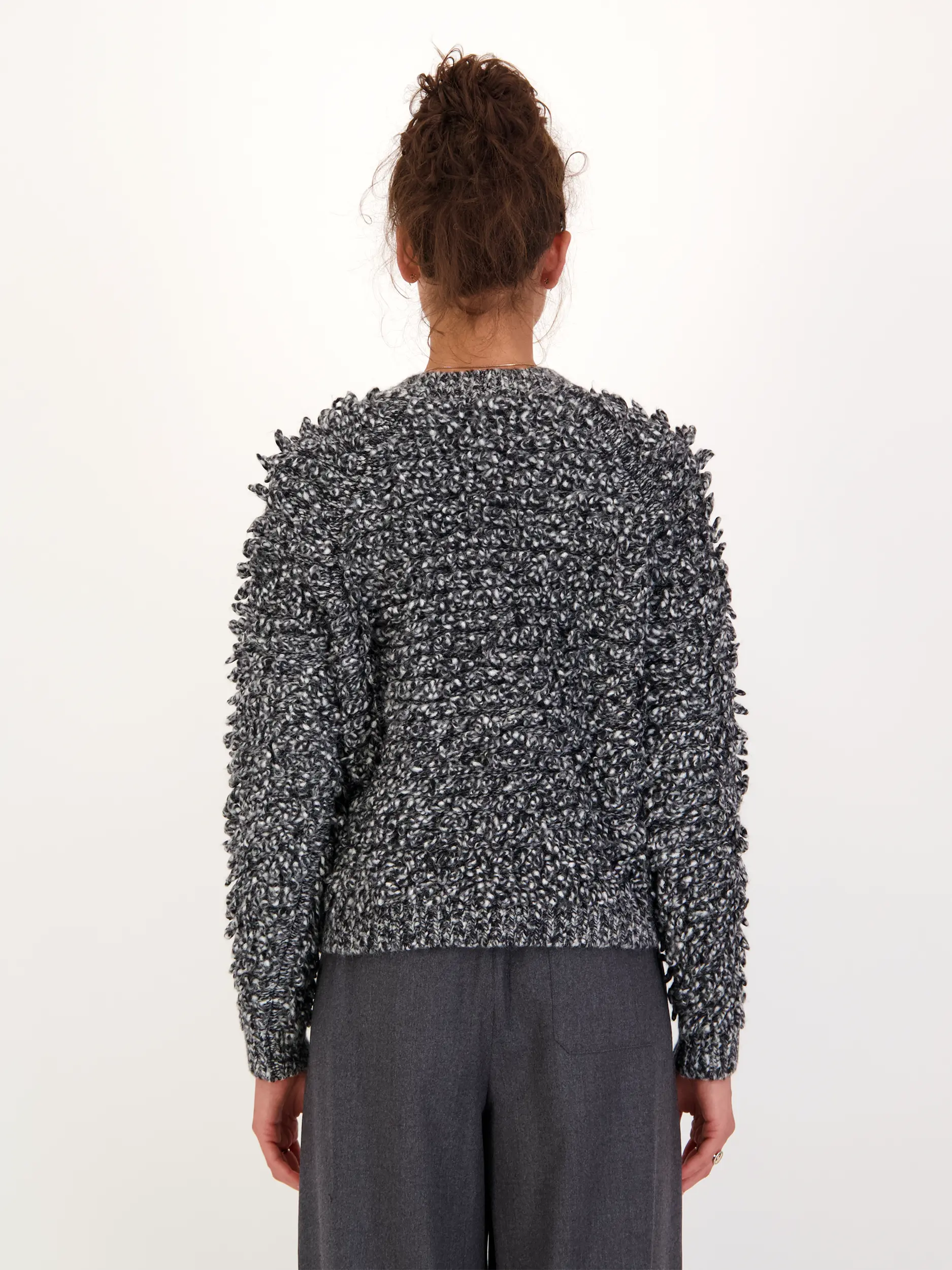 Grobstrick Pullover aus Woll-Mix langarm  - Artikel Rückseite getragen von einem Modell - Farbe: Schwarz