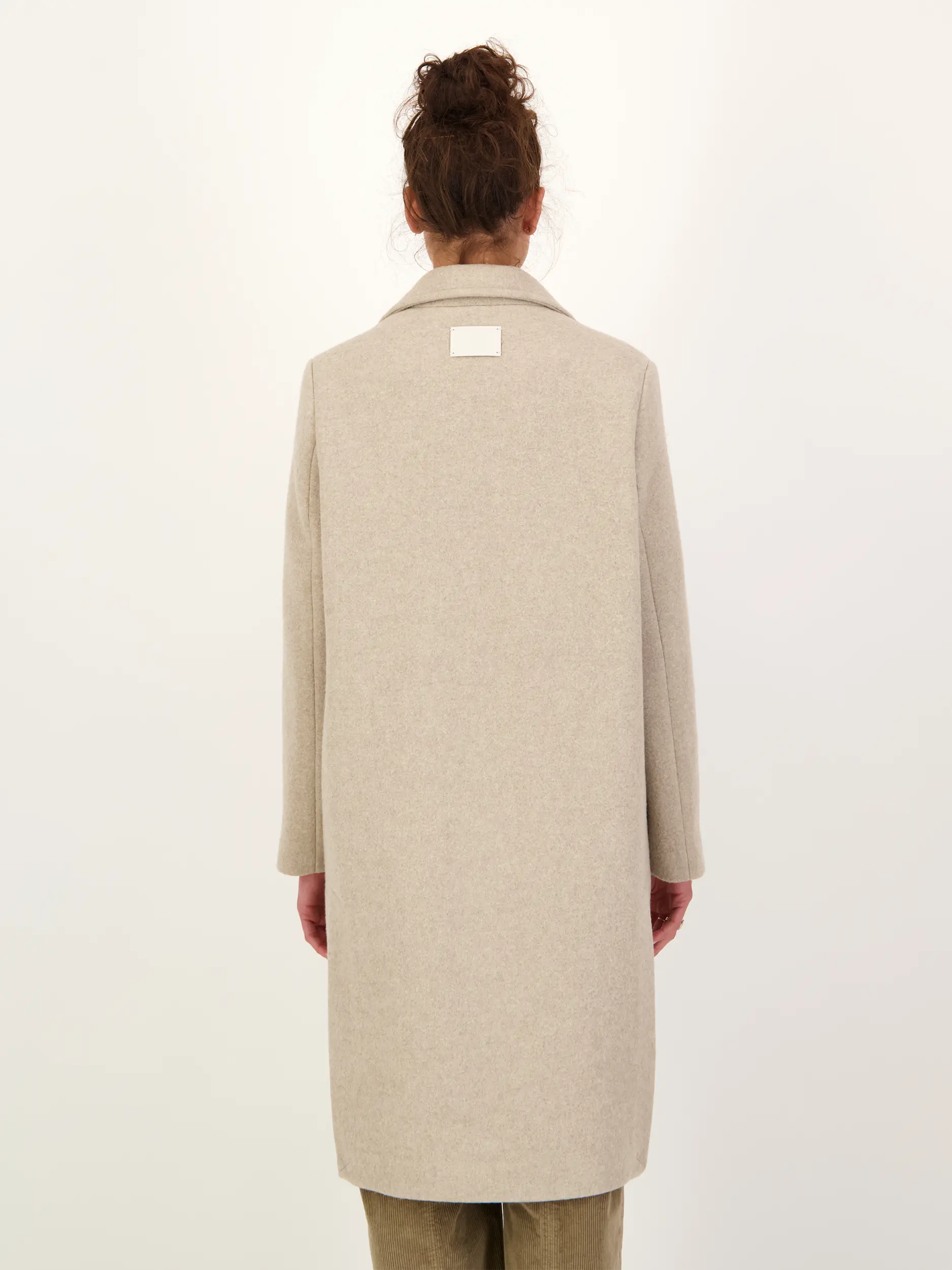 Wollmantel - Artikel Rückseite getragen von einem Modell - Farbe: Beige
