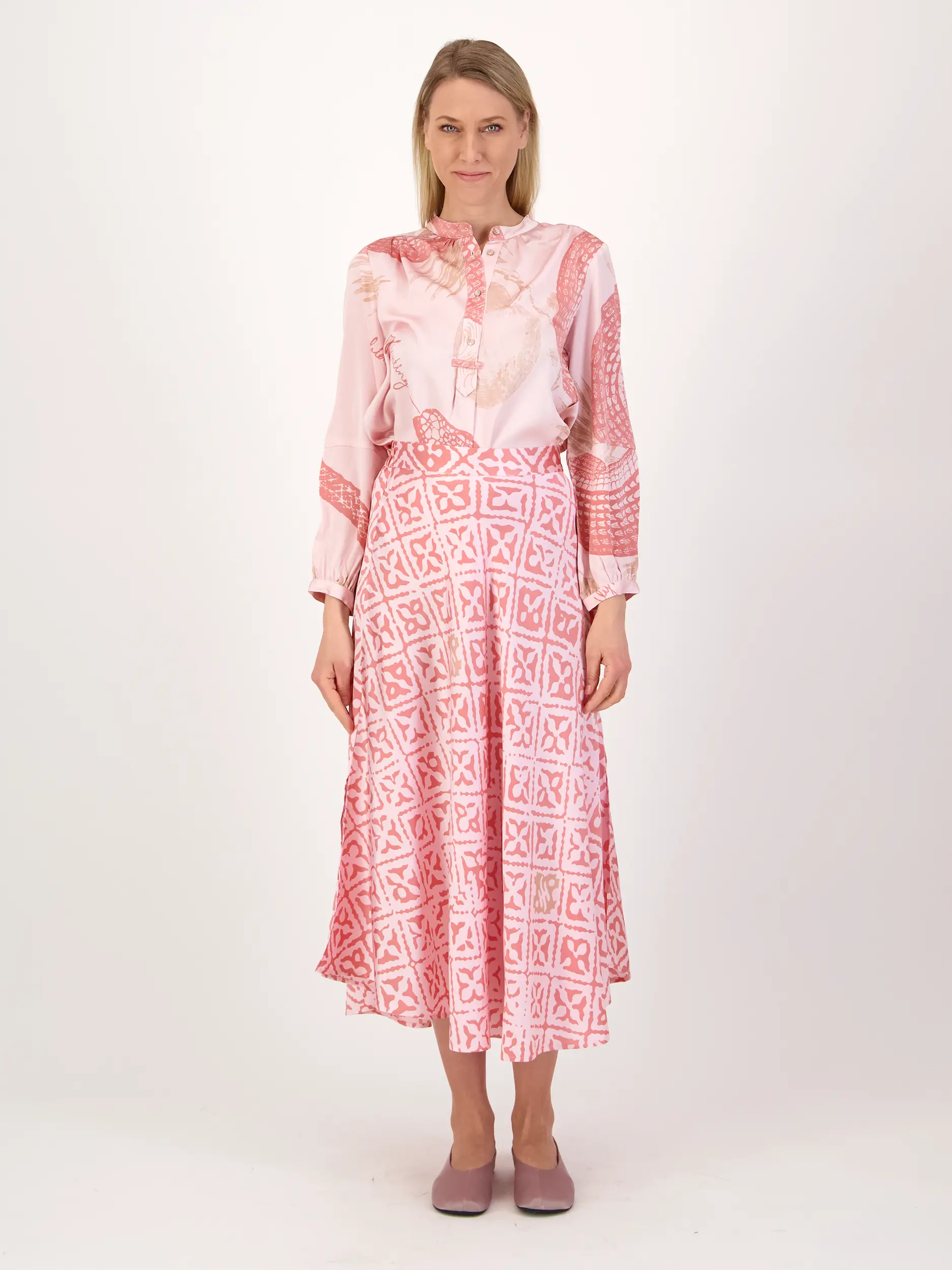 Gemusterte Bluse 'Mitra Garden Eden' aus Seide langarm - Artikel Teil eines Outfits getragen von einem Modell - Farbe: Rosa&Pink