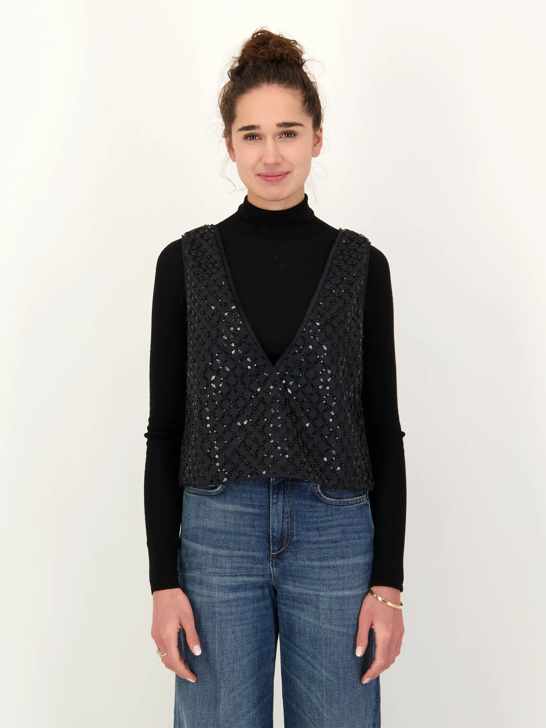 Top mit Pailletten - Artikel Vorderseite getragen von einem Modell - Farbe: Schwarz