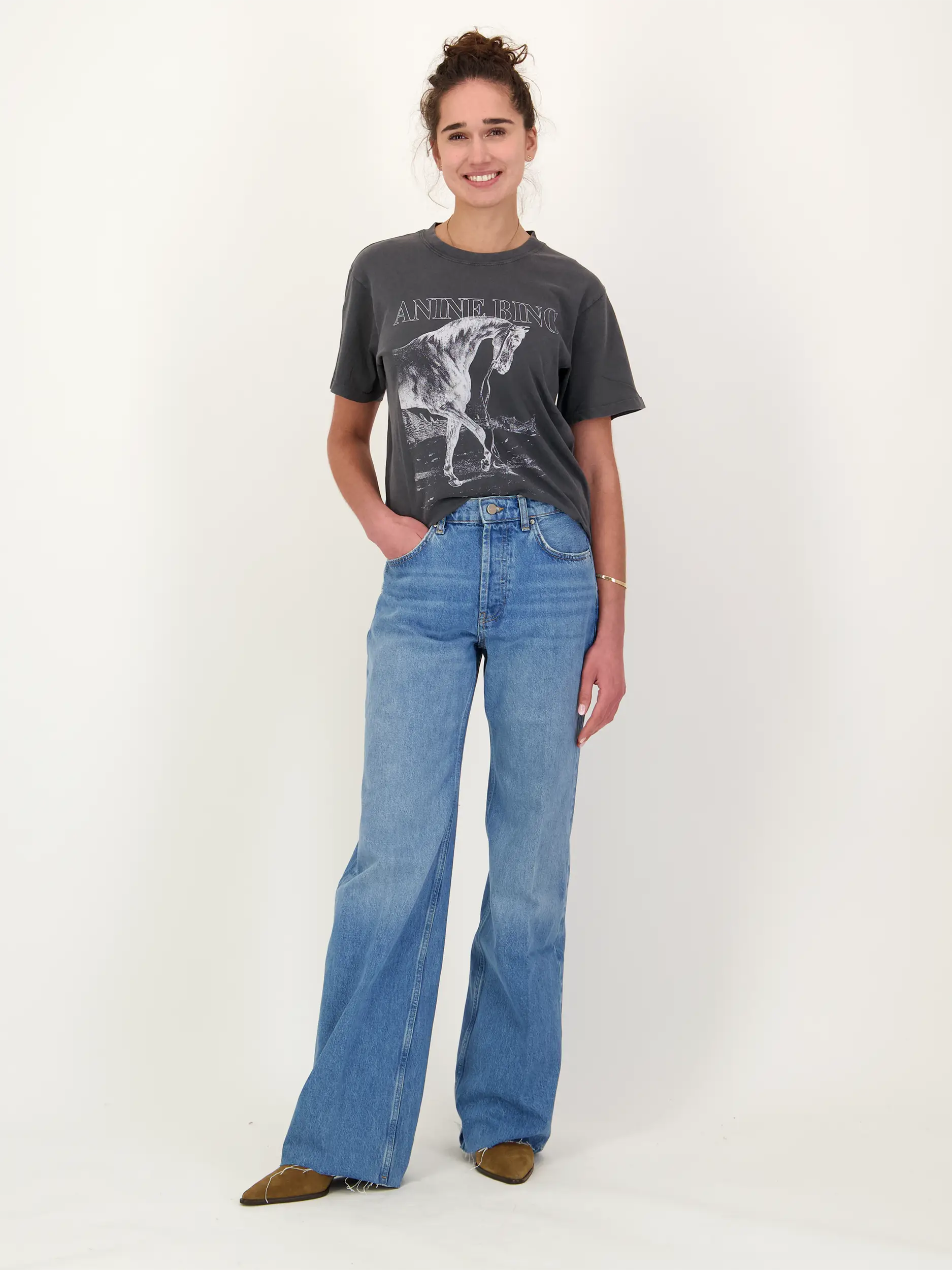 Jeans 'Hugh' - Artikel Teil eines Outfits getragen von einem Modell - Farbe: Blau