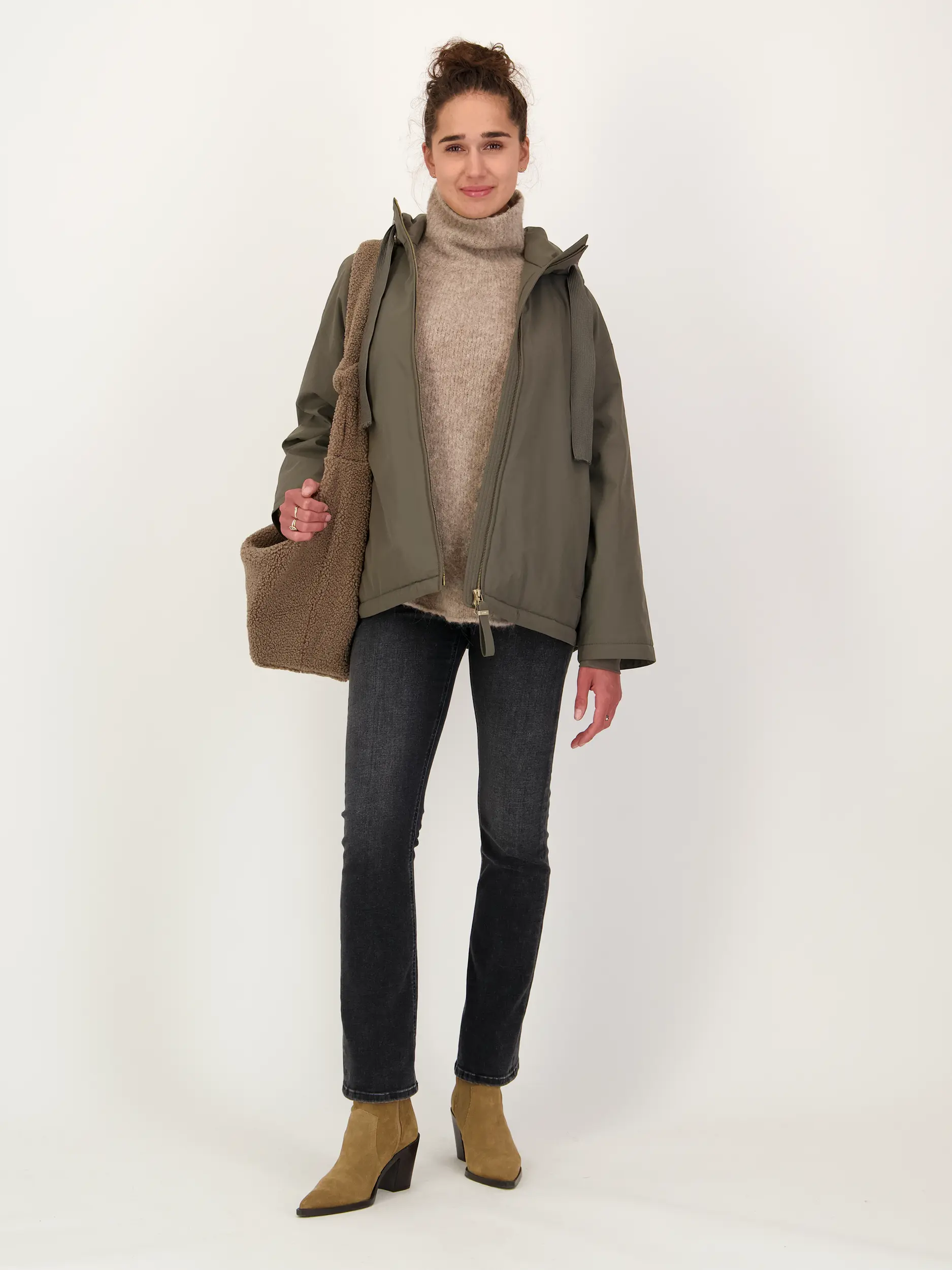 Low Rise Bootcut Jeans 'Batz' - Artikel Teil eines Outfits getragen von einem Modell - Farbe: Grau