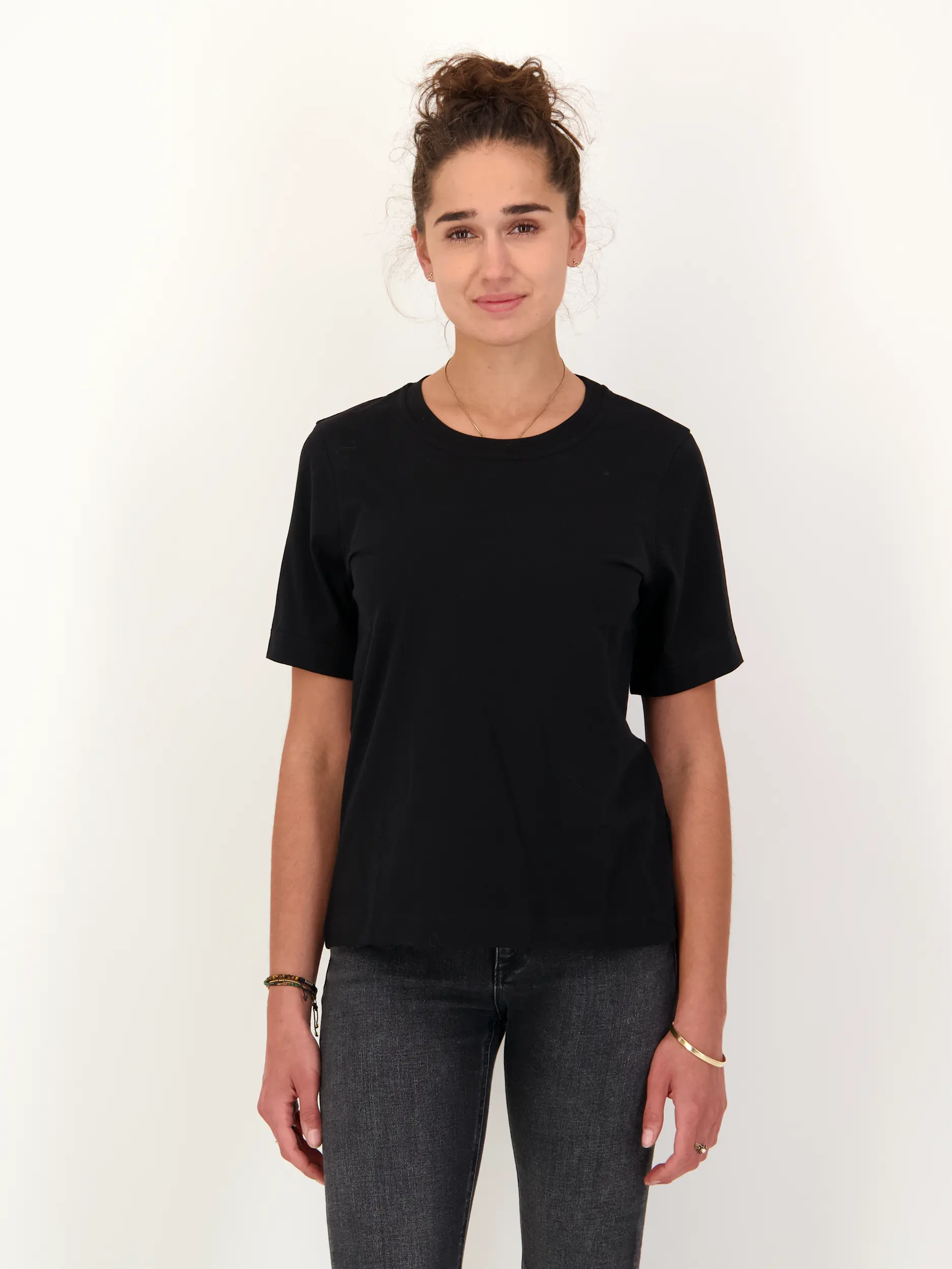 T-Shirt 'Kirani' - Artikel Vorderseite getragen von einem Modell - Farbe: Schwarz