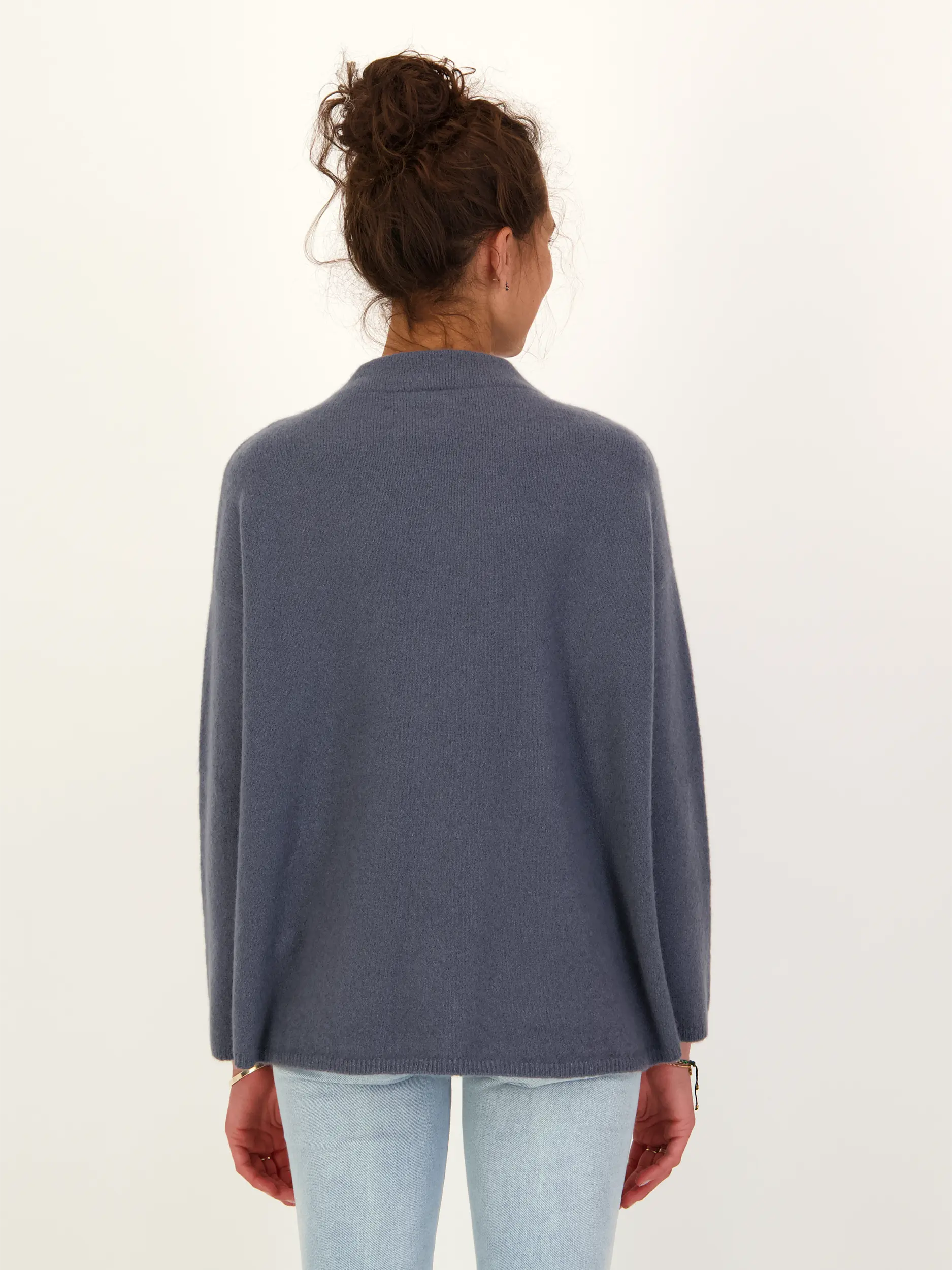 Pullover 'Naomi' aus Kaschmir langarm - Artikel Rückseite getragen von einem Modell