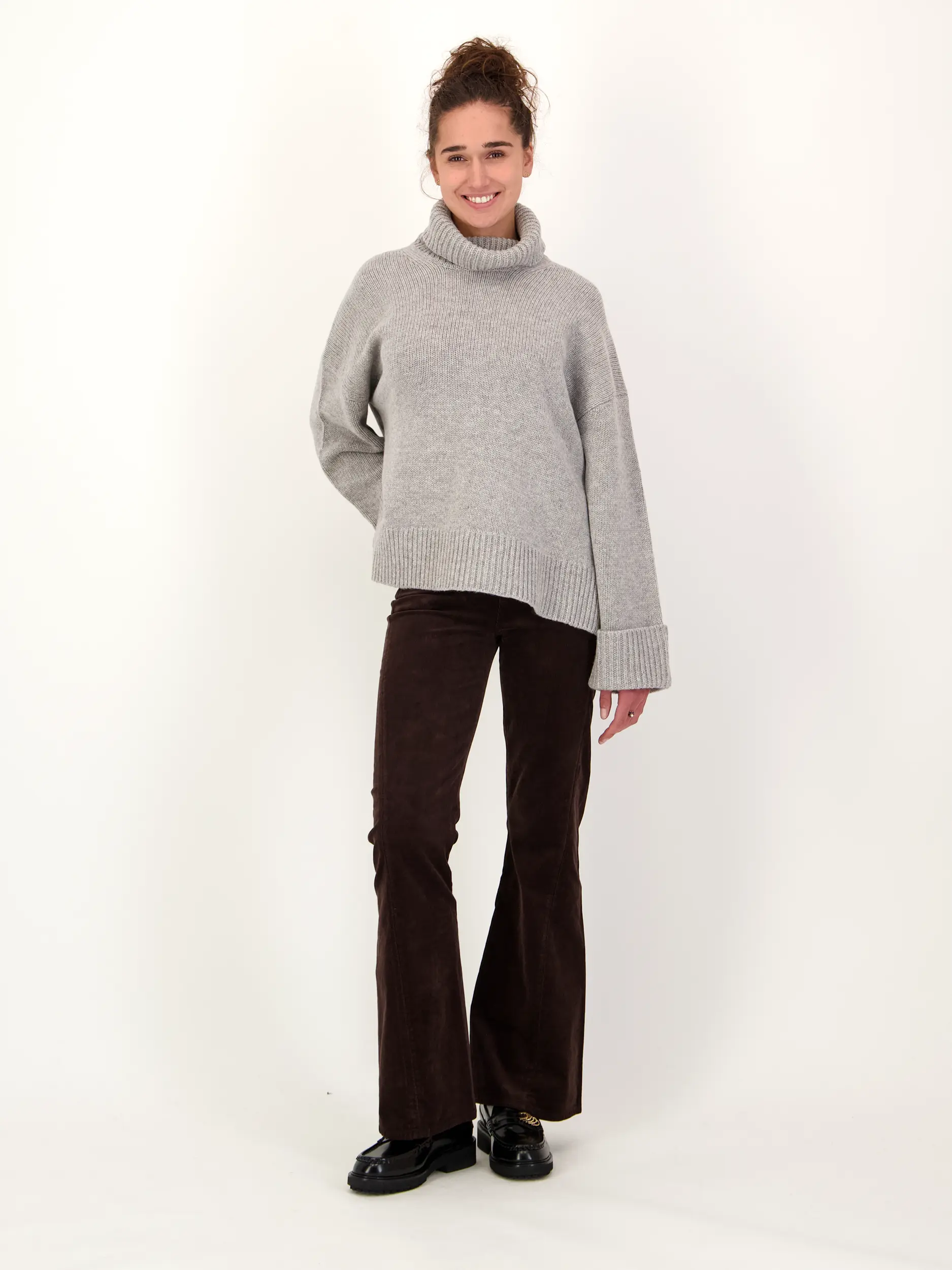 Rollkragenpullover 'Sakeiku' aus Wolle langarm - Artikel Teil eines Outfits getragen von einem Modell - Farbe: Grau