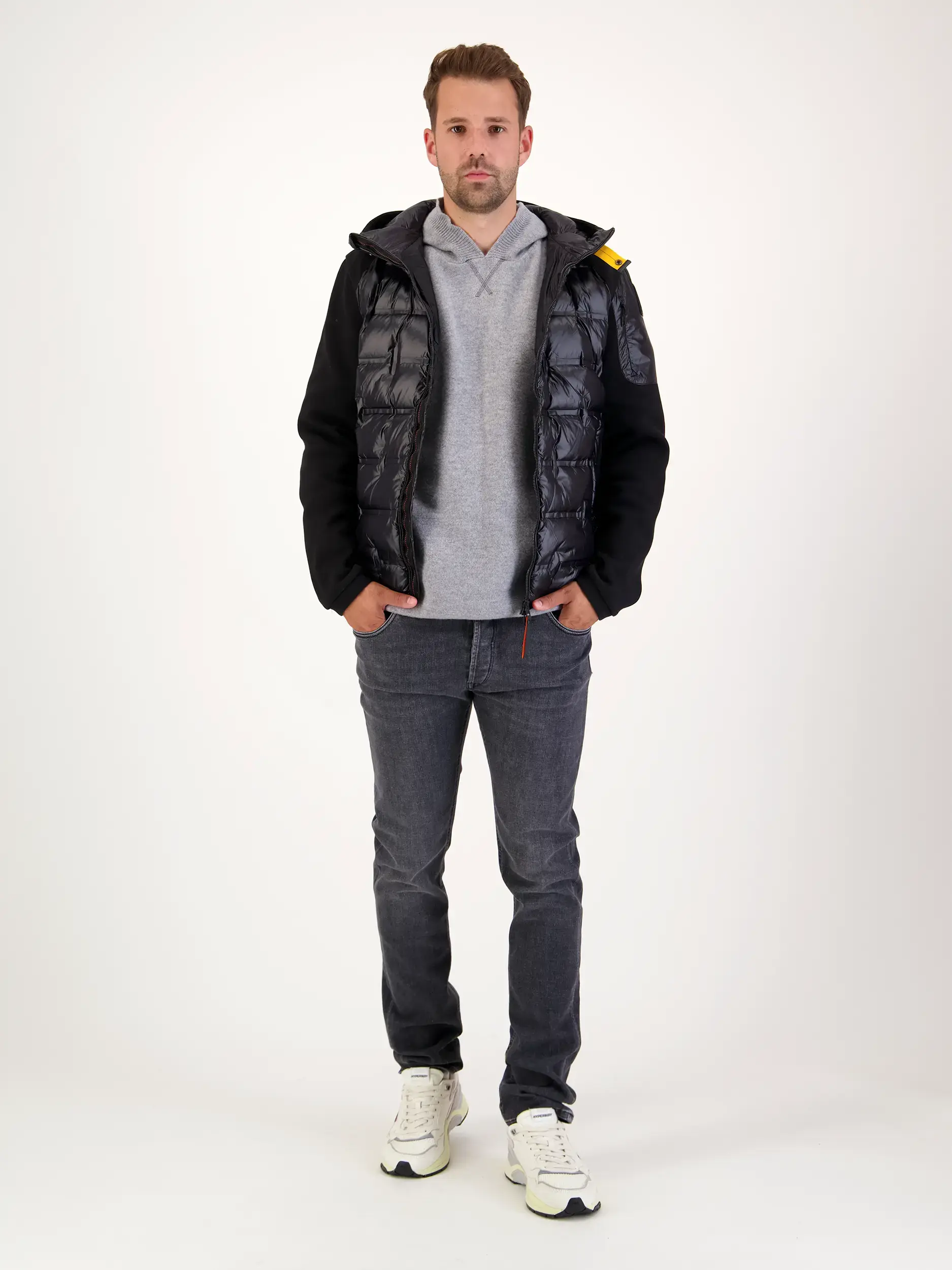 Mid Rise Slim Fit Jeans 'Ravello' - Artikel Teil eines Outfits getragen von einem Modell - Farbe: Grau