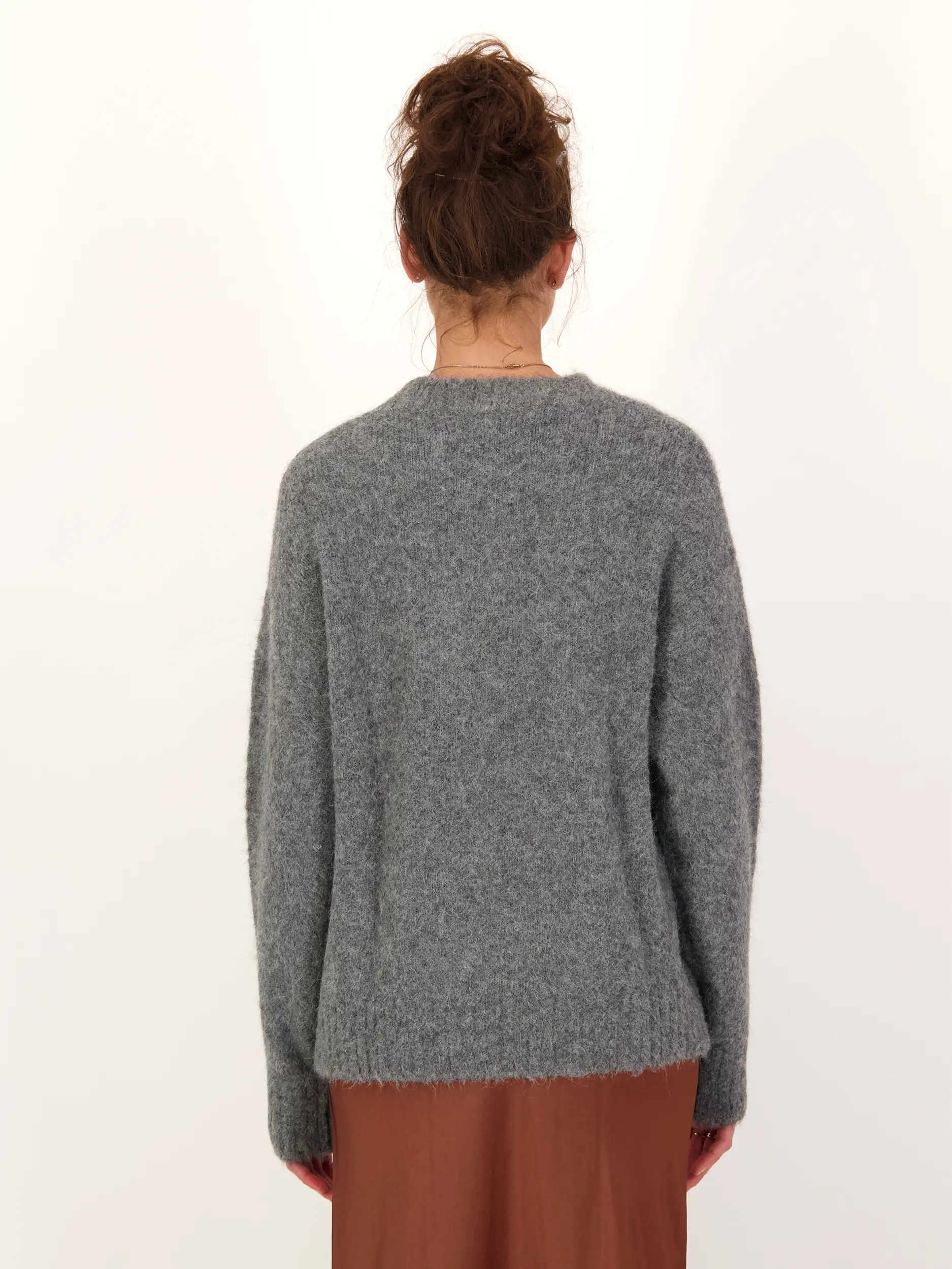 Pullover 'Sajeanne' aus Alpaka langarm - Artikel Rückseite getragen von einem Modell - Farbe: Grau