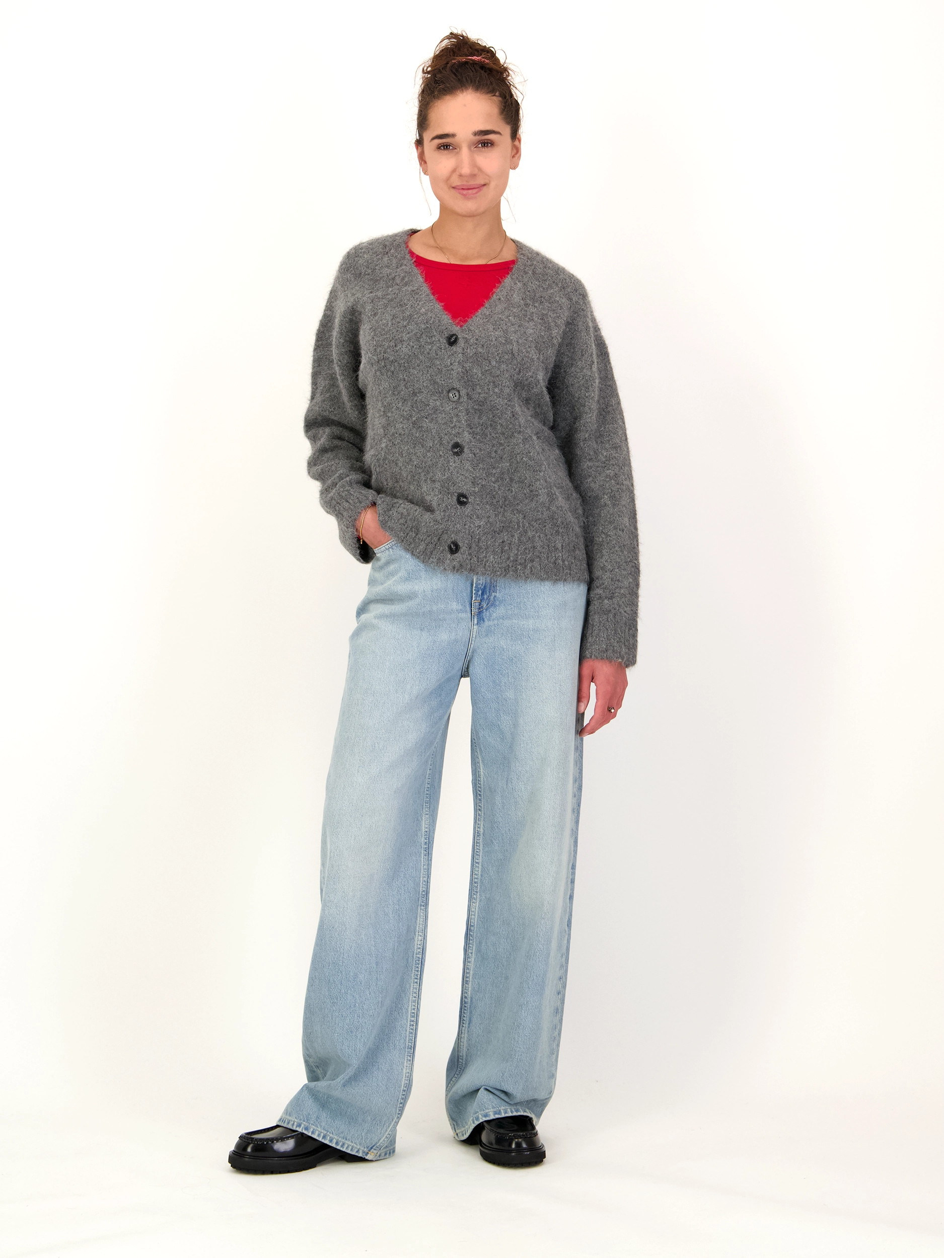 High Rise Wide Leg Jeans 'Sashelly' - Artikel Teil eines Outfits getragen von einem Modell - Farbe: Blau