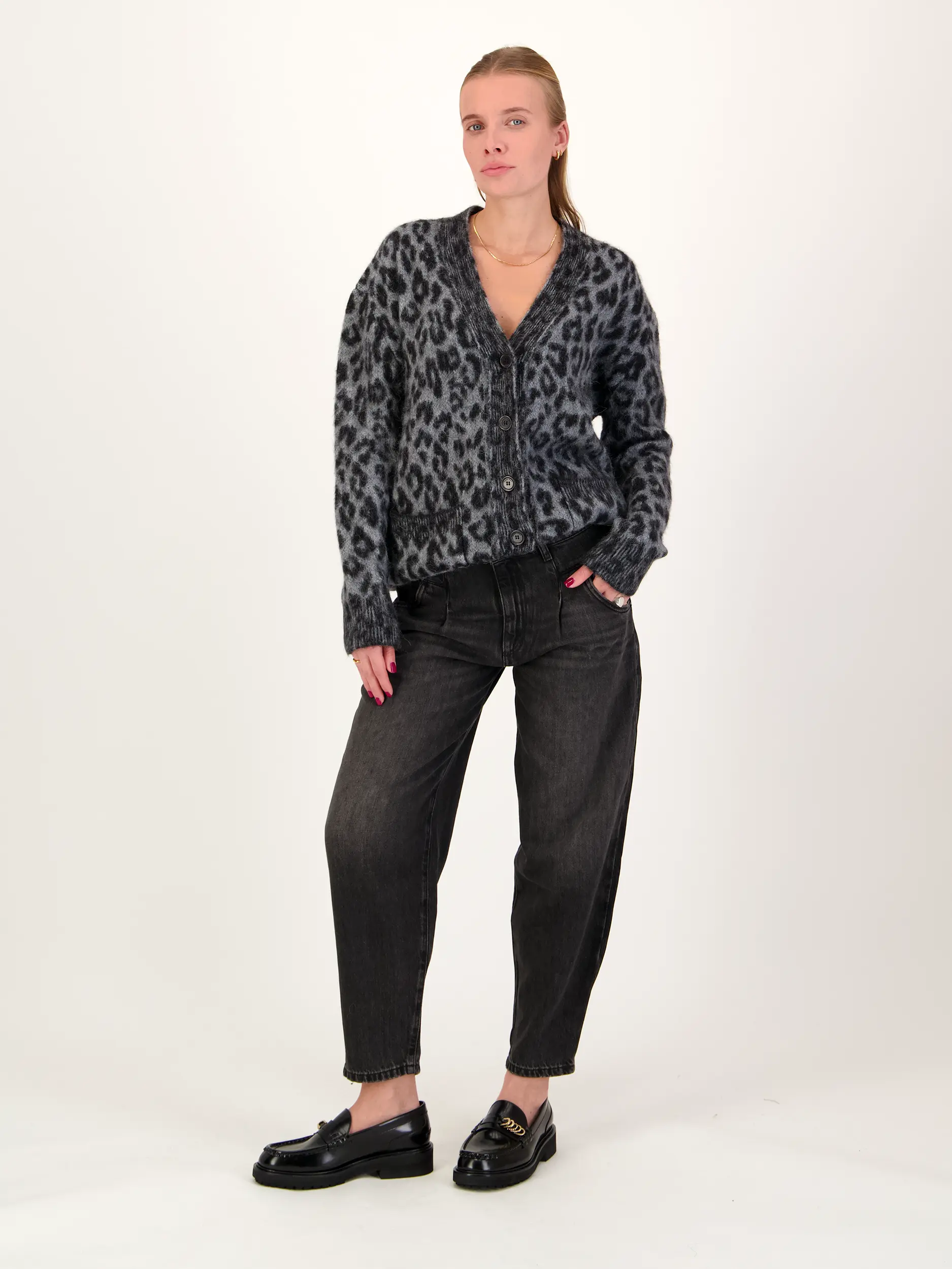 Strickjacke aus Alpaka mit Leo-Print - Artikel Teil eines Outfits getragen von einem Modell - Farbe: Grau