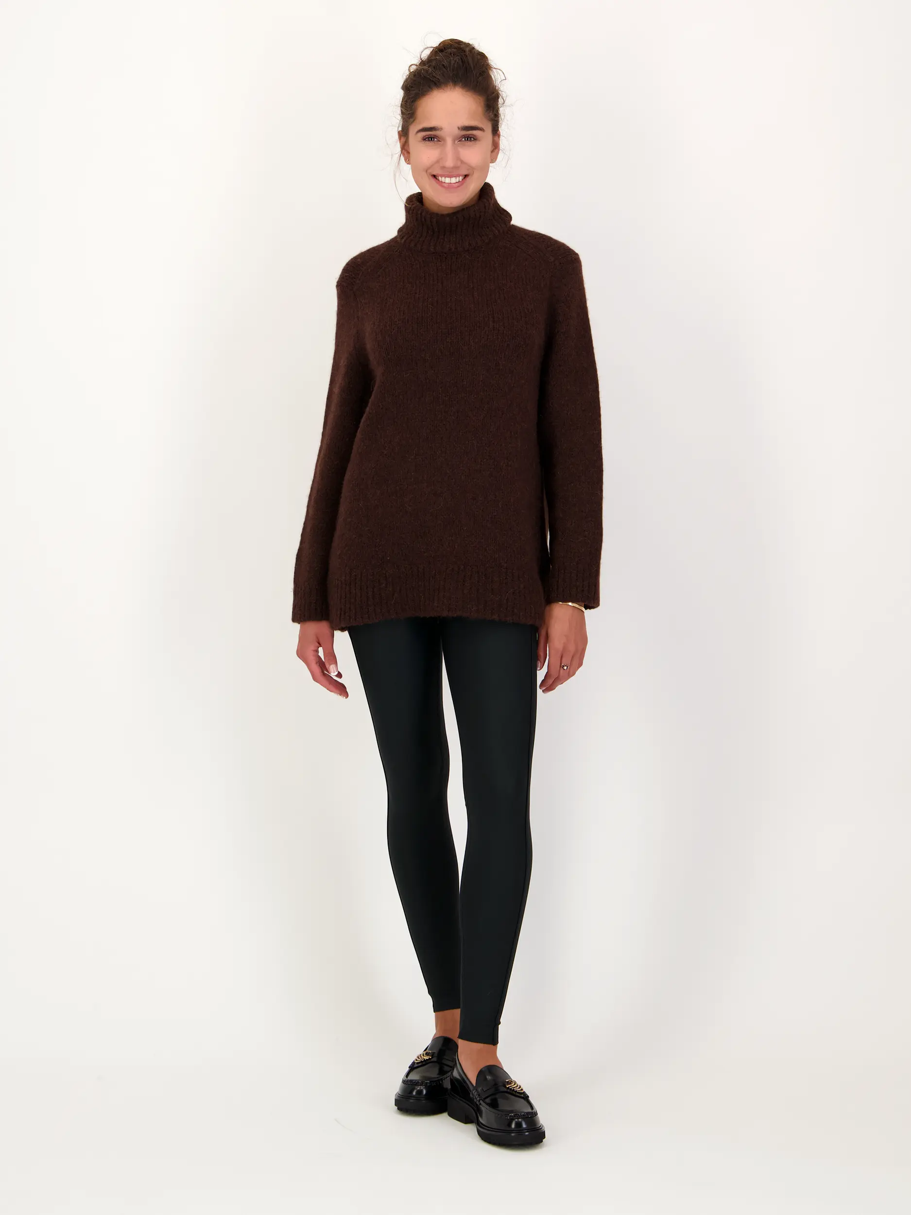 Pullover 'Urban Favorites' aus Woll-Mix langarm - Artikel Teil eines Outfits getragen von einem Modell - Farbe: Braun