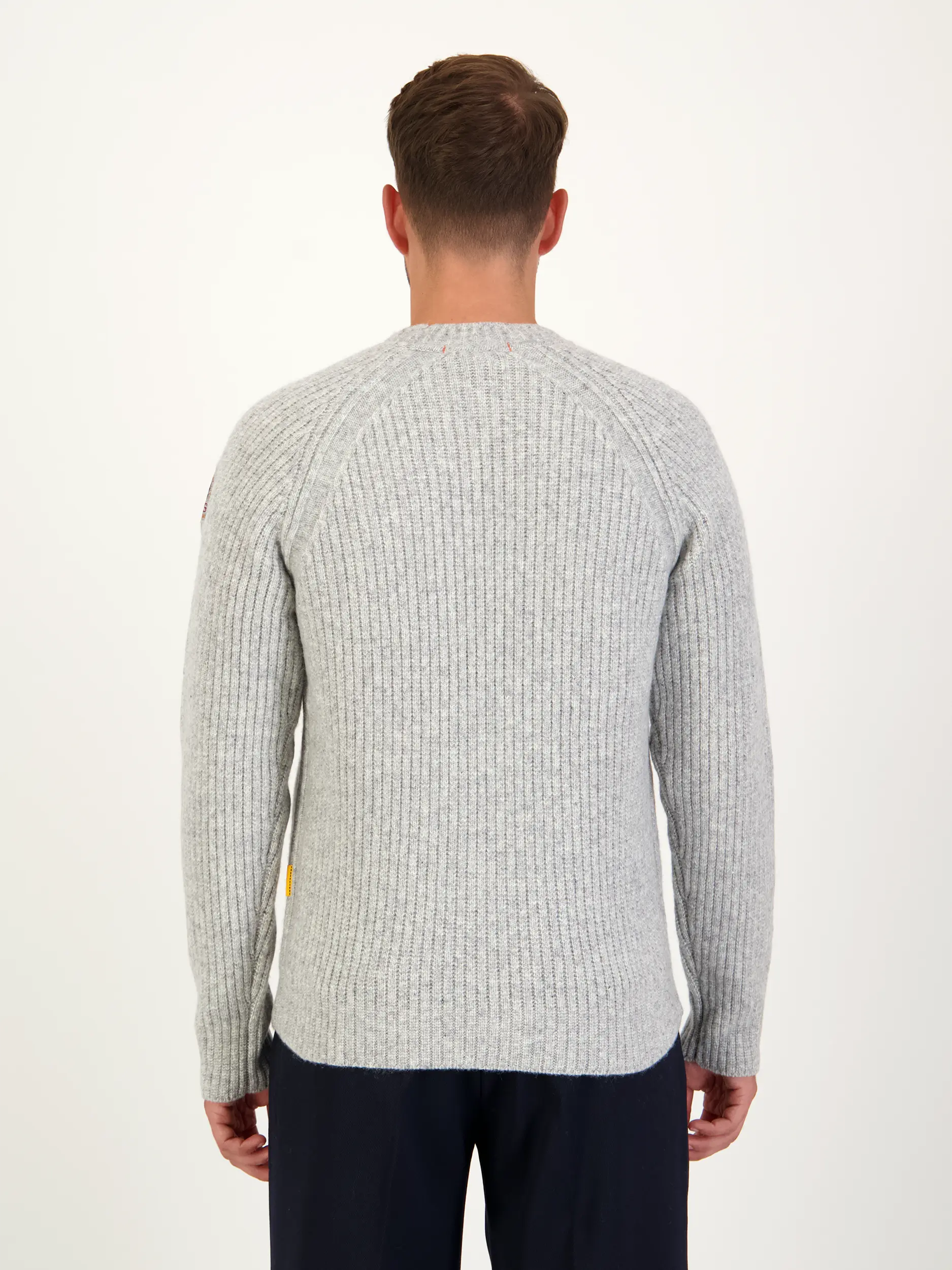 Pullover 'Barrow' aus Woll-Mix langarm - Artikel Rückseite getragen von einem Modell - Farbe: Grau