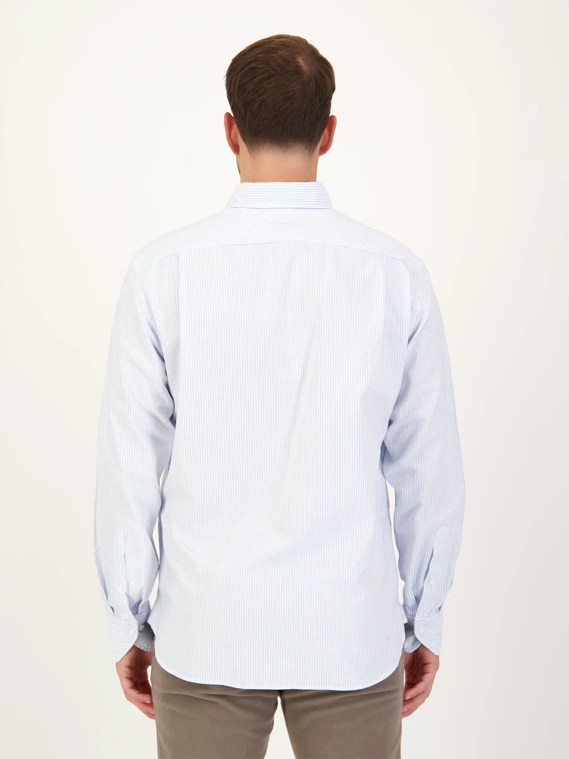 Gestreiftes Hemd mit Button-Down-Kragen langarm - Artikel Rückseite getragen von einem Modell - Farbe: Blau