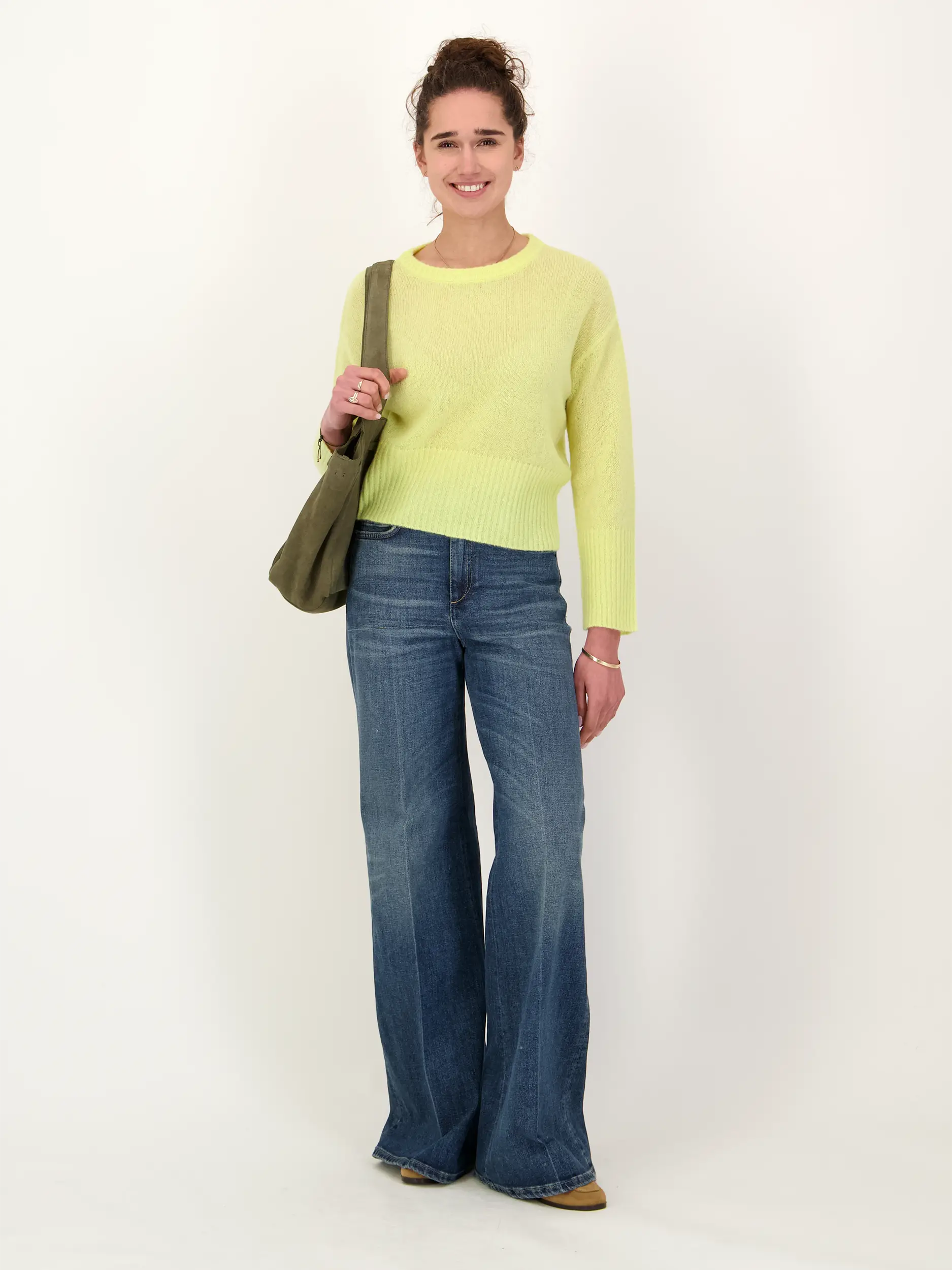 Pullover 'Kashi' aus Kaschmir Seide Mix - Artikel Teil eines Outfits getragen von einem Modell - Farbe: Gelb