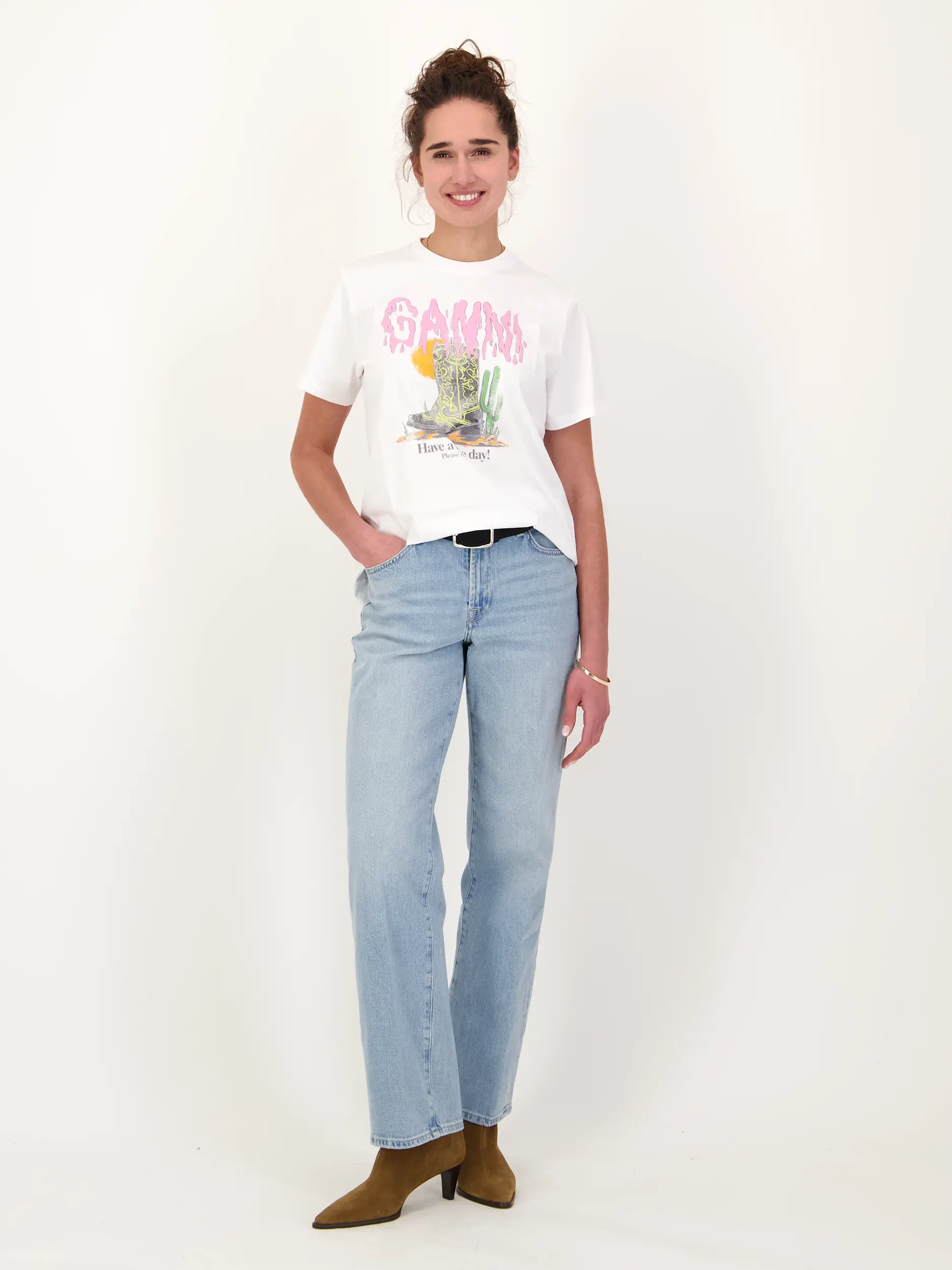 T-Shirt - Artikel Teil eines Outfits getragen von einem Modell - Farbe: Weiß