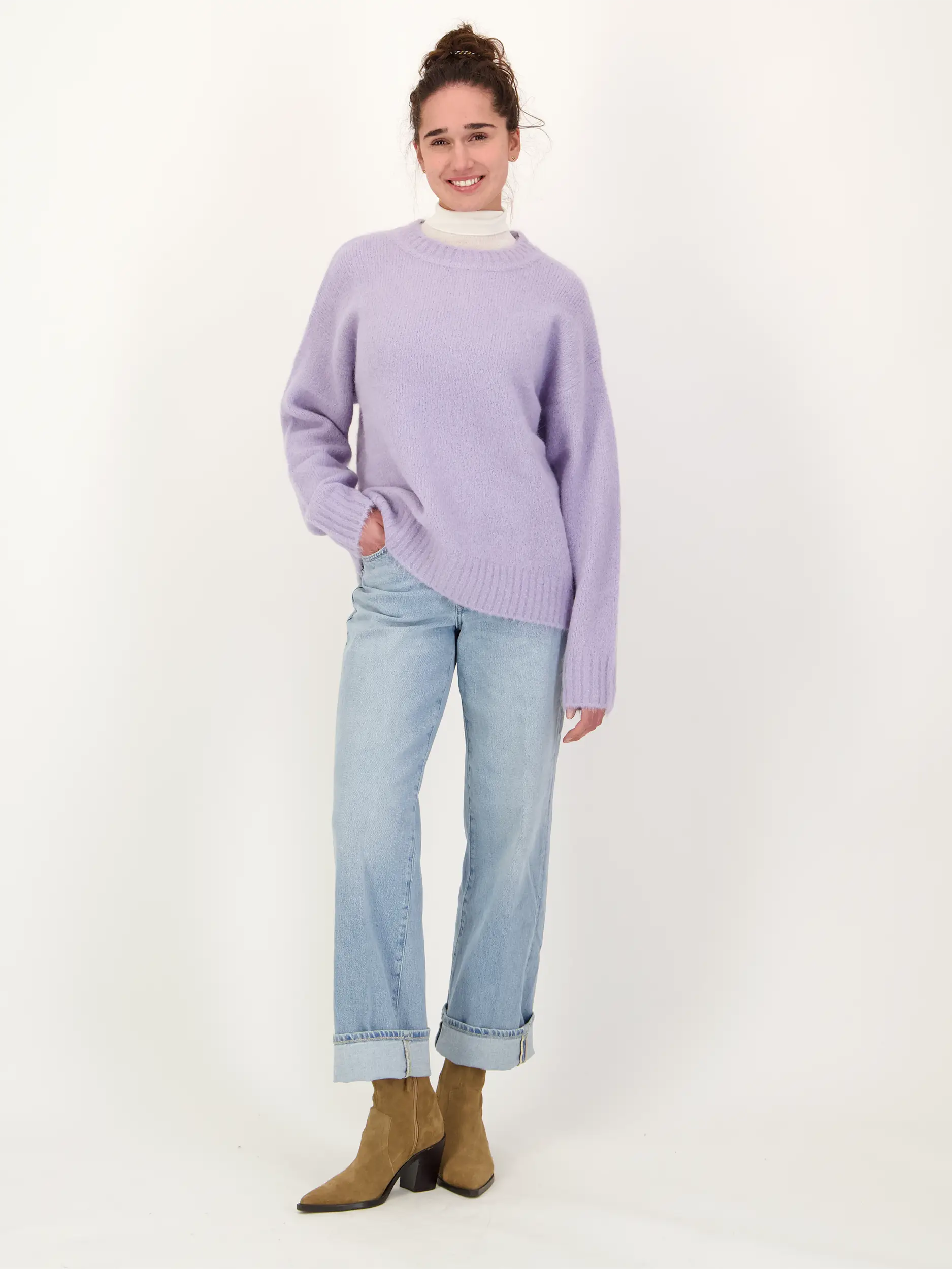 Pullover 'Sajeanne' aus Alpaka-Mix langarm - Artikel Teil eines Outfits getragen von einem Modell - Farbe: Violett