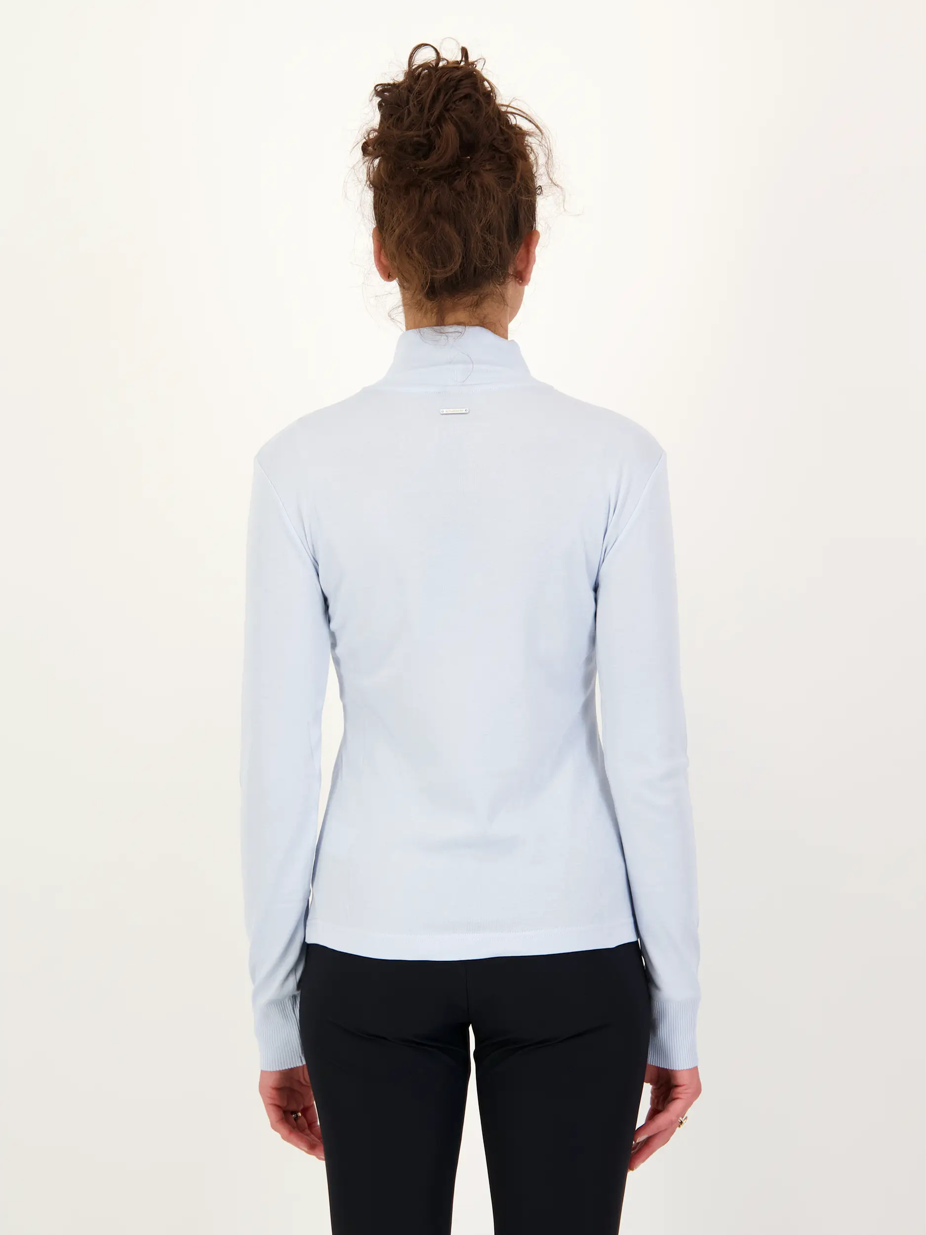 Langarmshirt 'Sue' - Artikel Rückseite getragen von einem Modell - Farbe: Blau
