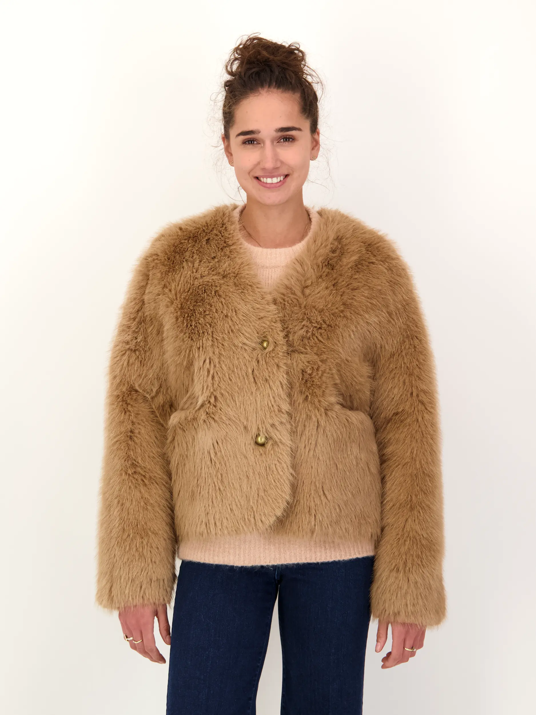 Jacke 'Ijacket' in Felloptik - Artikel Vorderseite getragen von einem Modell - Farbe: Braun