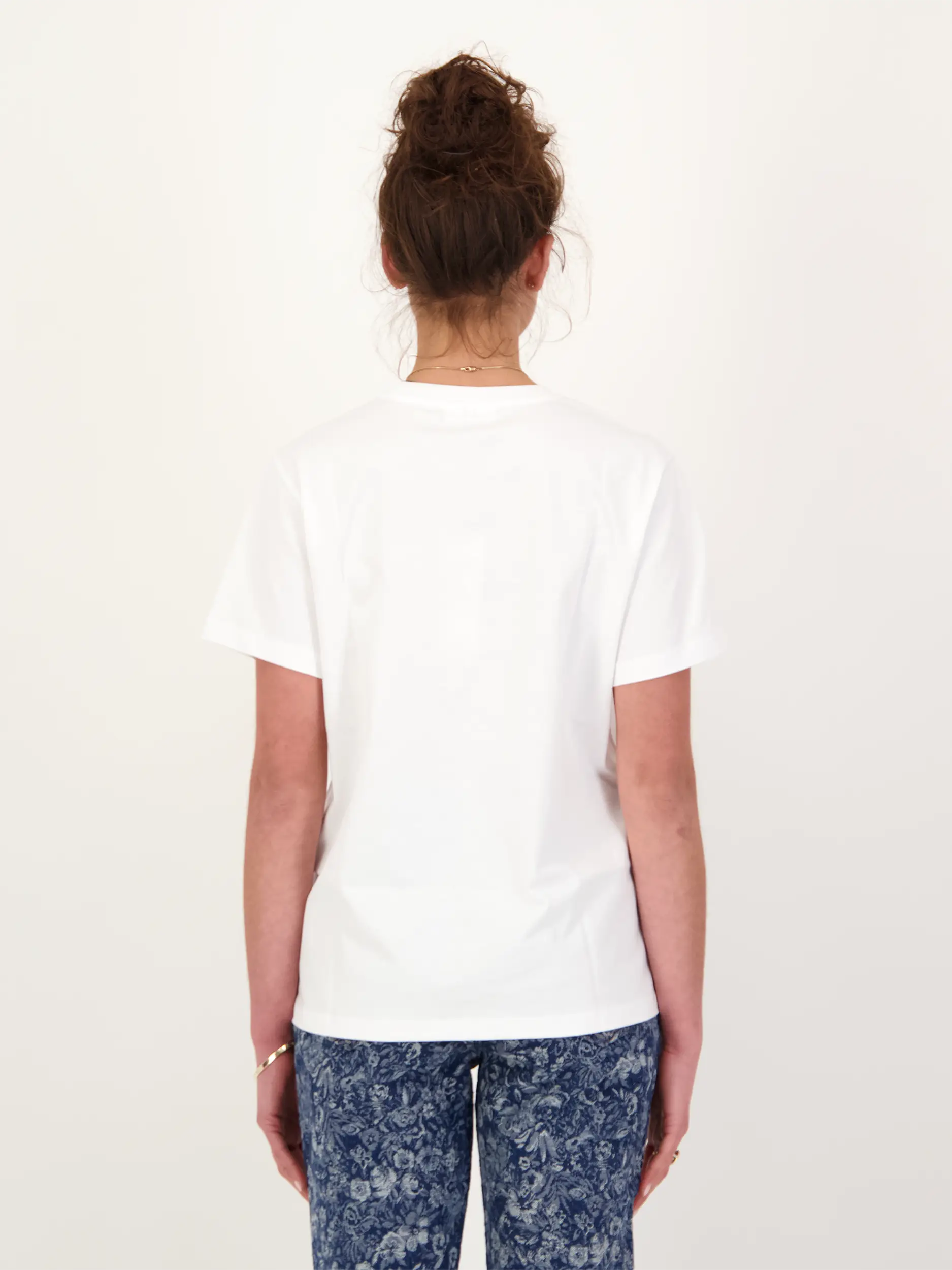 T-Shirt - Artikel Rückseite getragen von einem Modell - Farbe: Braun