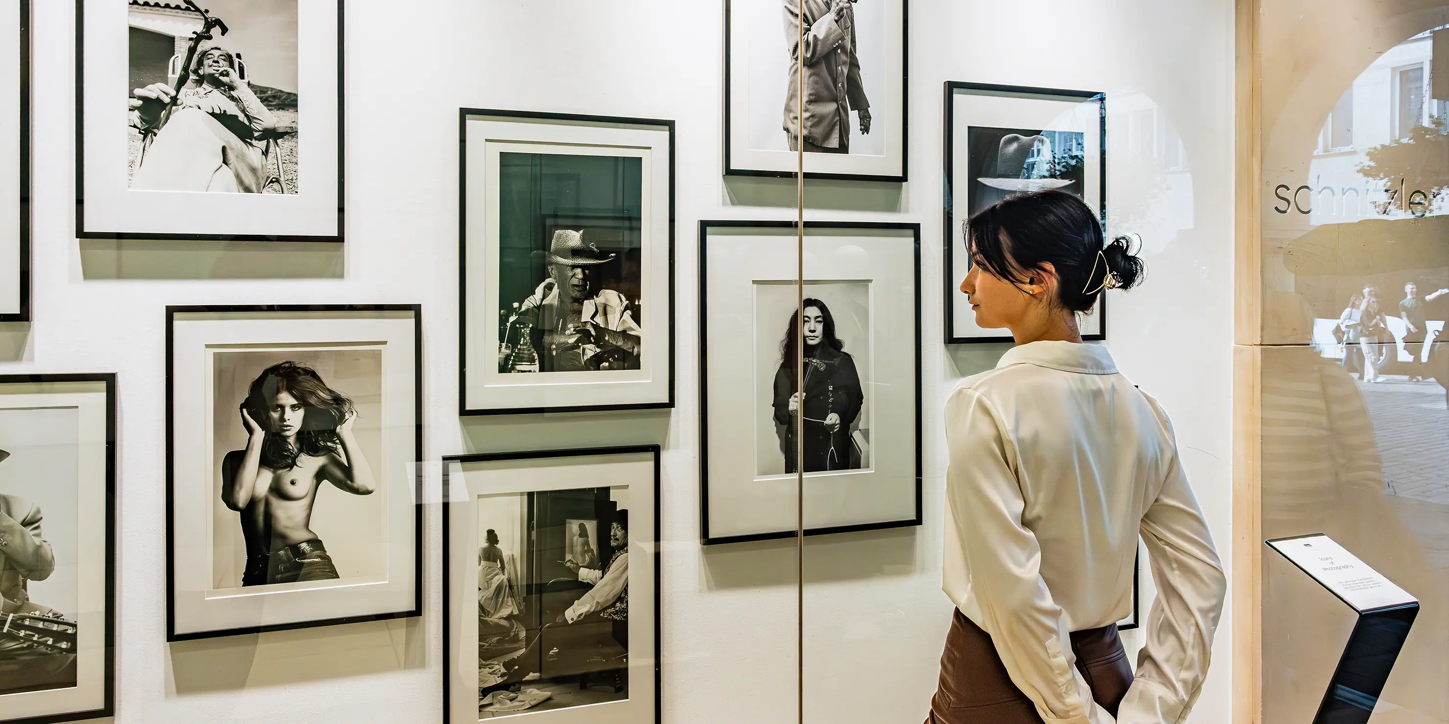 Das Bild zeigt die Icons of Photography Ausstellung im Schaufenster vom Modehaus Schnitzler. 