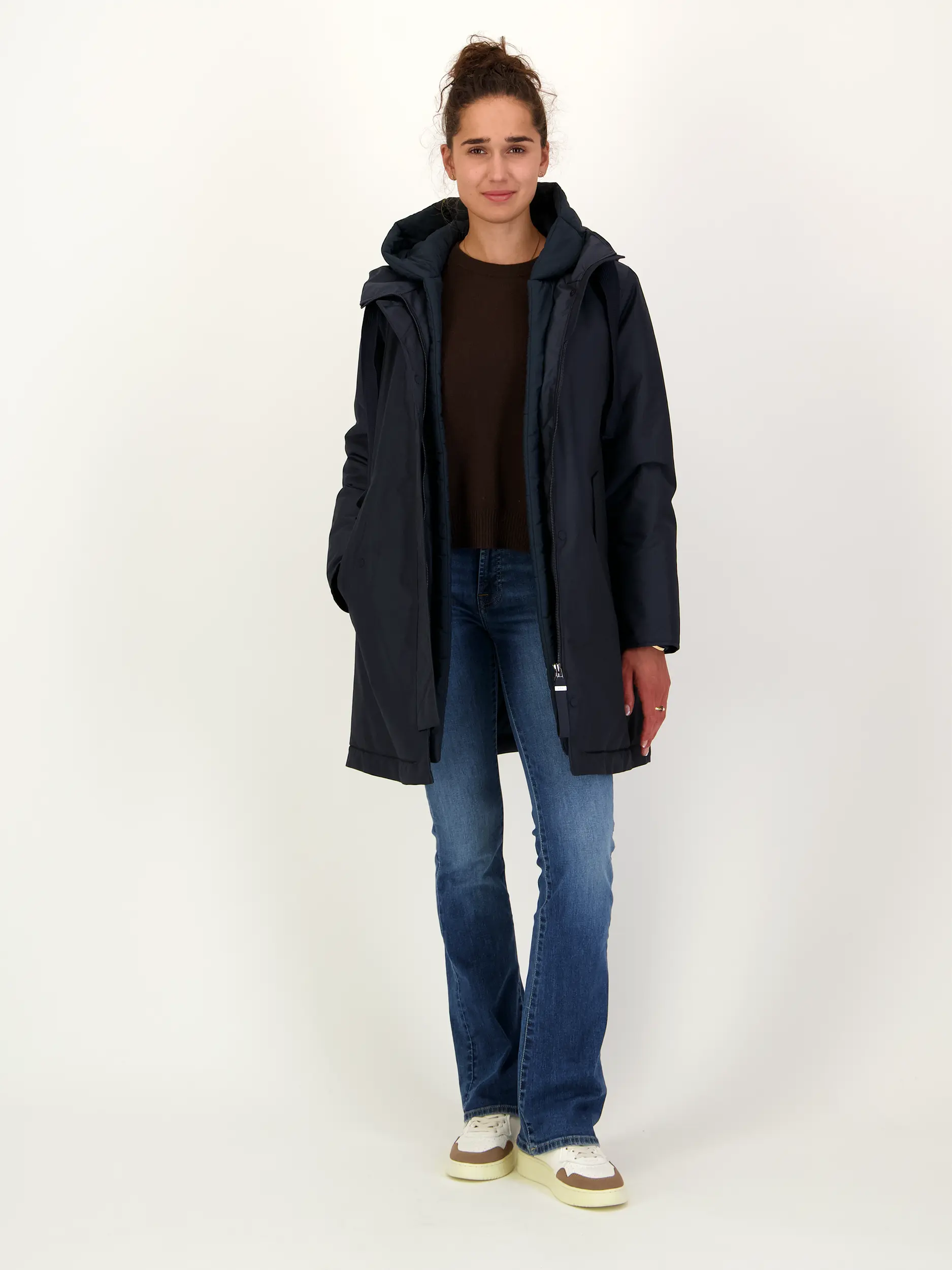 Jacke 'Ivy' - Artikel Teil eines Outfits getragen von einem Modell - Farbe: Blau