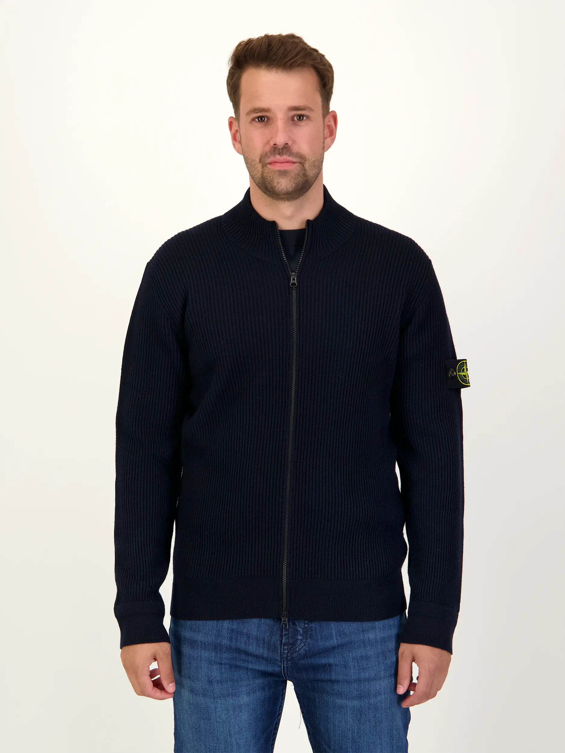 Strickjacke aus Schurwolle langarm - Artikel Vorderseite getragen von einem Modell