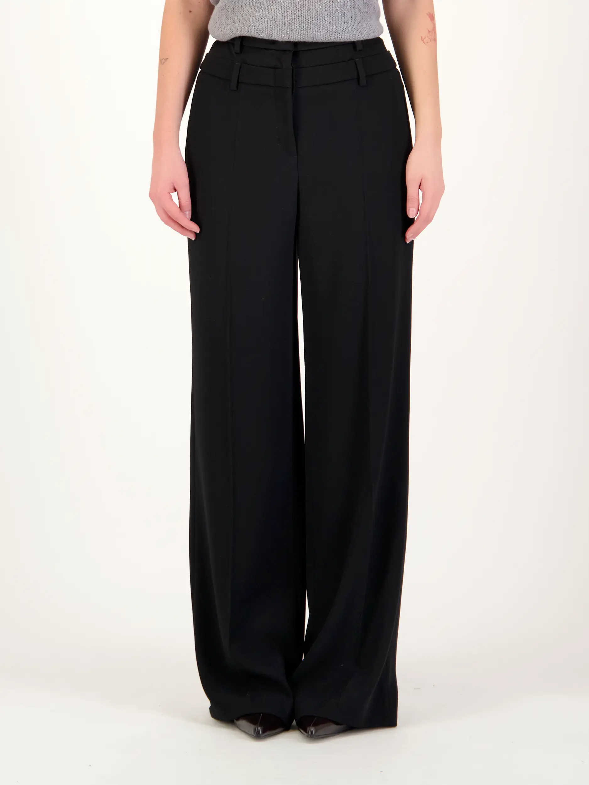 Bundfaltenhose - Artikel Vorderseite getragen von einem Modell - Farbe: Schwarz