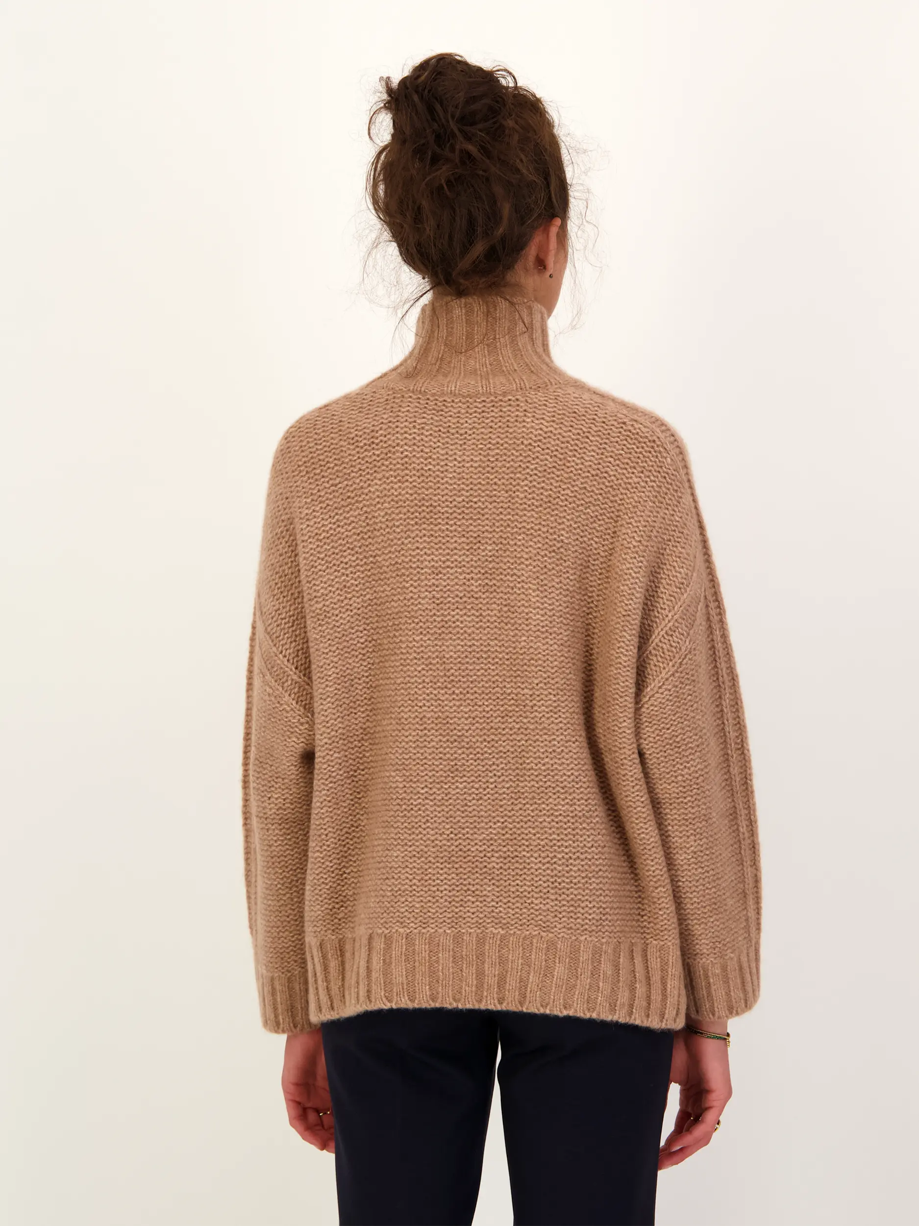 Pullover 'Devon' aus Kaschmir langarm - Artikel Rückseite getragen von einem Modell