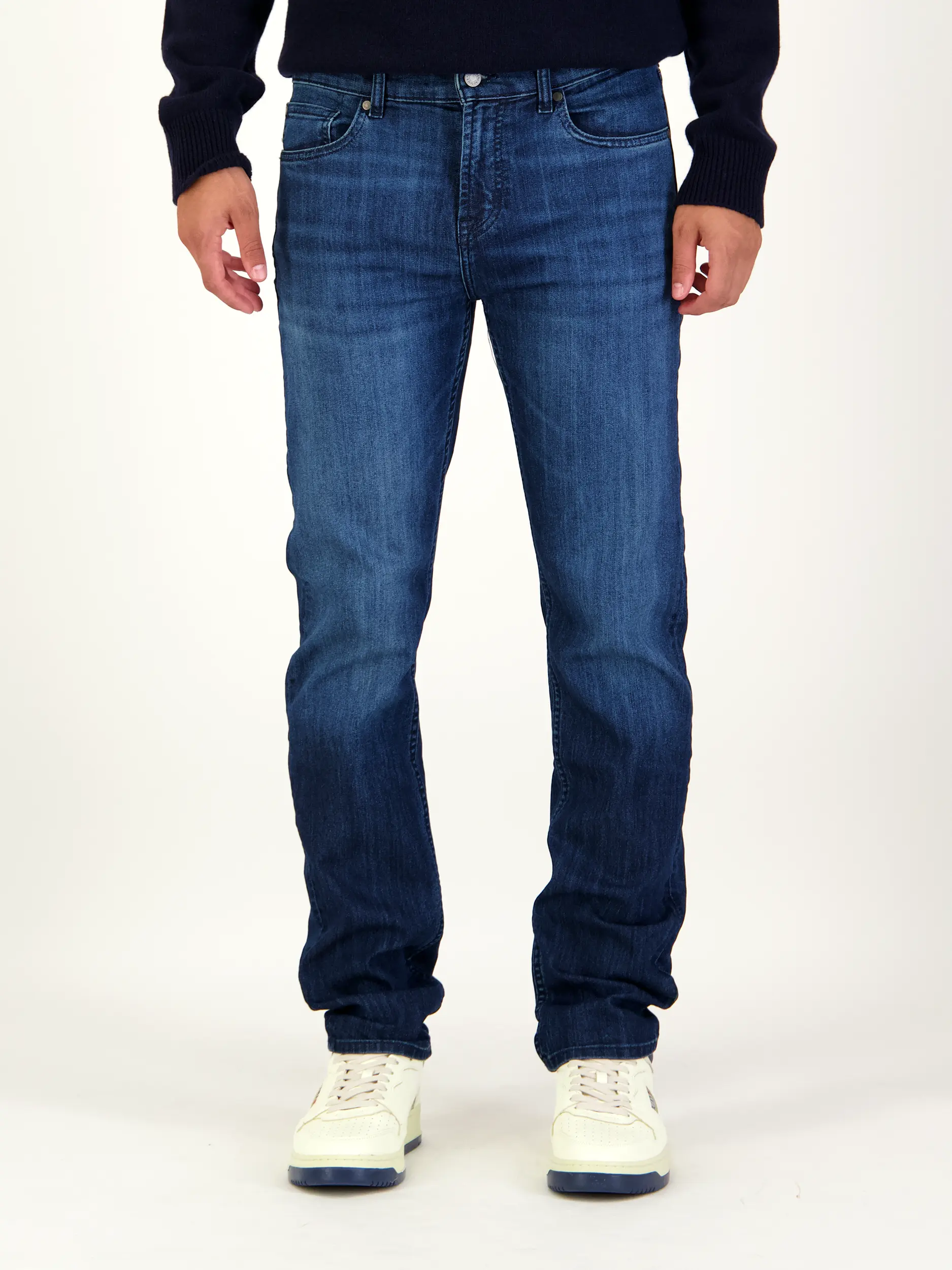 Mid Rise Slim Fit Jeans 'Landing' - Artikel Vorderseite getragen von einem Modell - Farbe: Blau