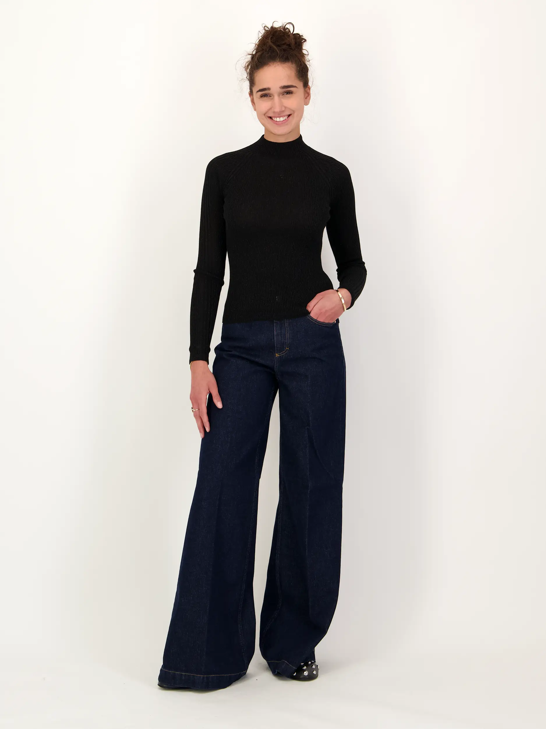 Pullover 'Flora' - Artikel Teil eines Outfits getragen von einem Modell - Farbe: Schwarz