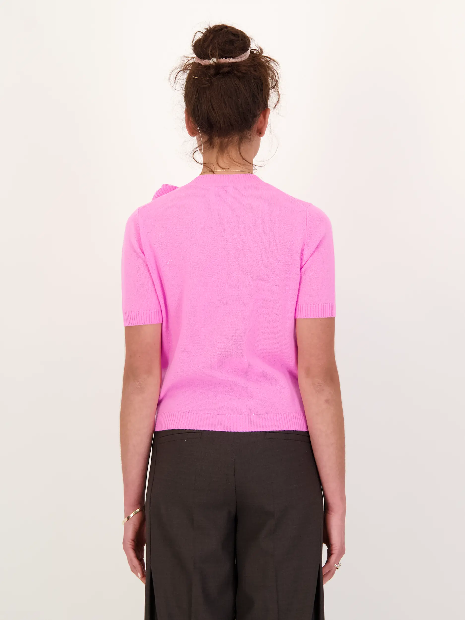 Pullover aus Wolle mit Blumenstickerei kurzarm - Artikel Rückseite getragen von einem Modell - Farbe: Rosa&Pink