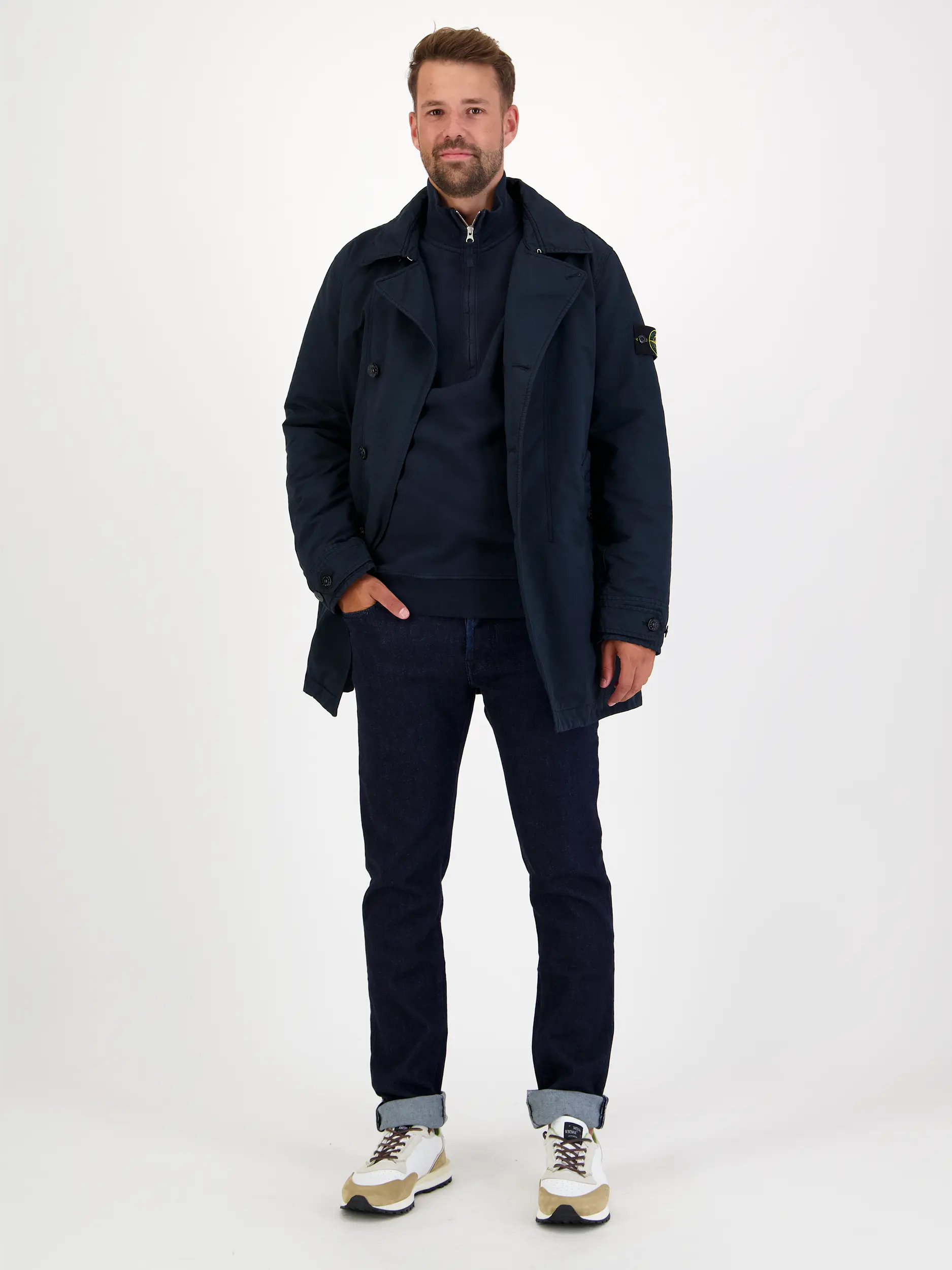 Sweatshirt - Artikel Teil eines Outfits getragen von einem Modell - Farbe: Blau