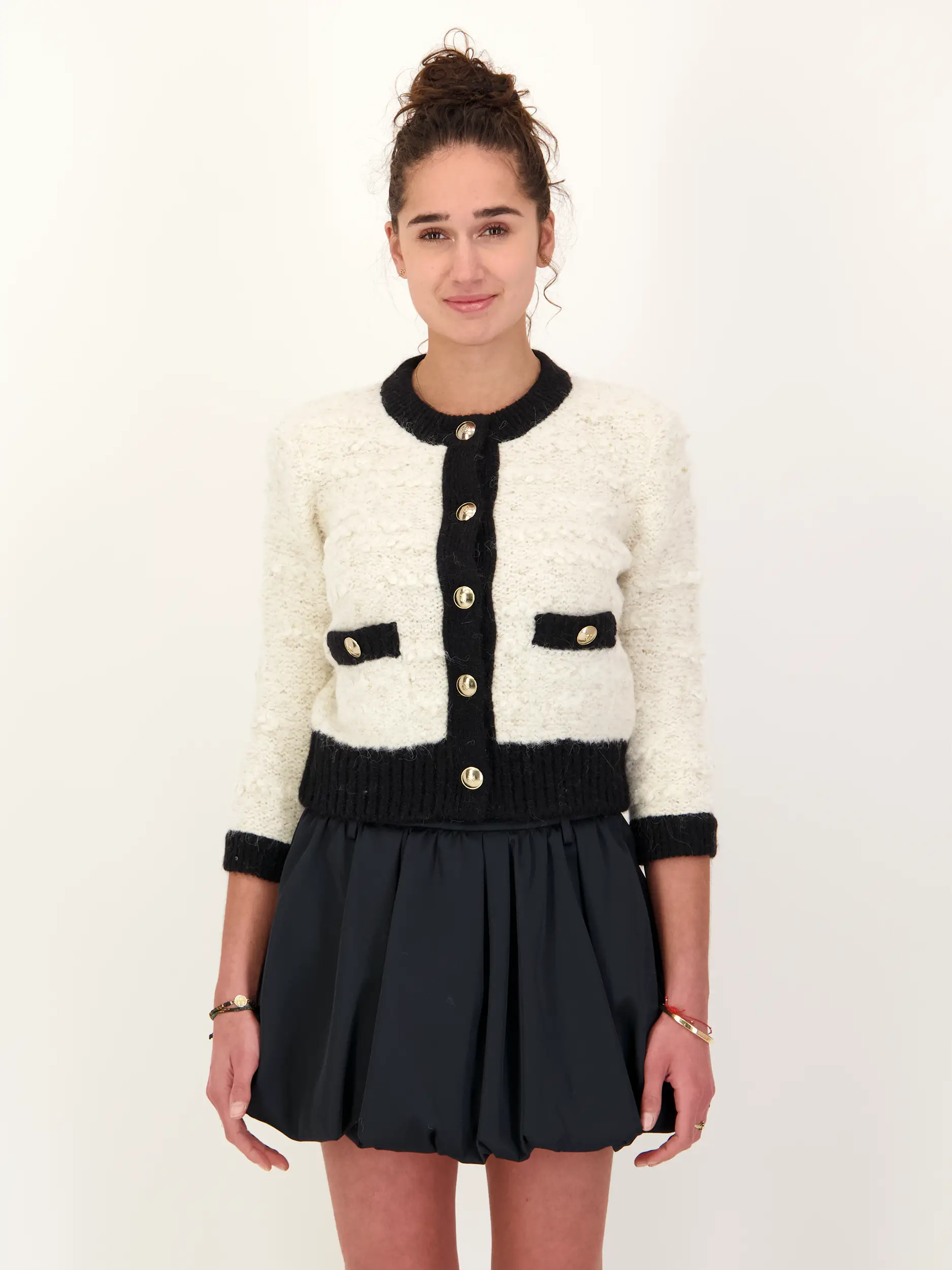 Strickjacke 'Delightful Sparkle' aus Wolle - Artikel Vorderseite getragen von einem Modell - Farbe: Creme