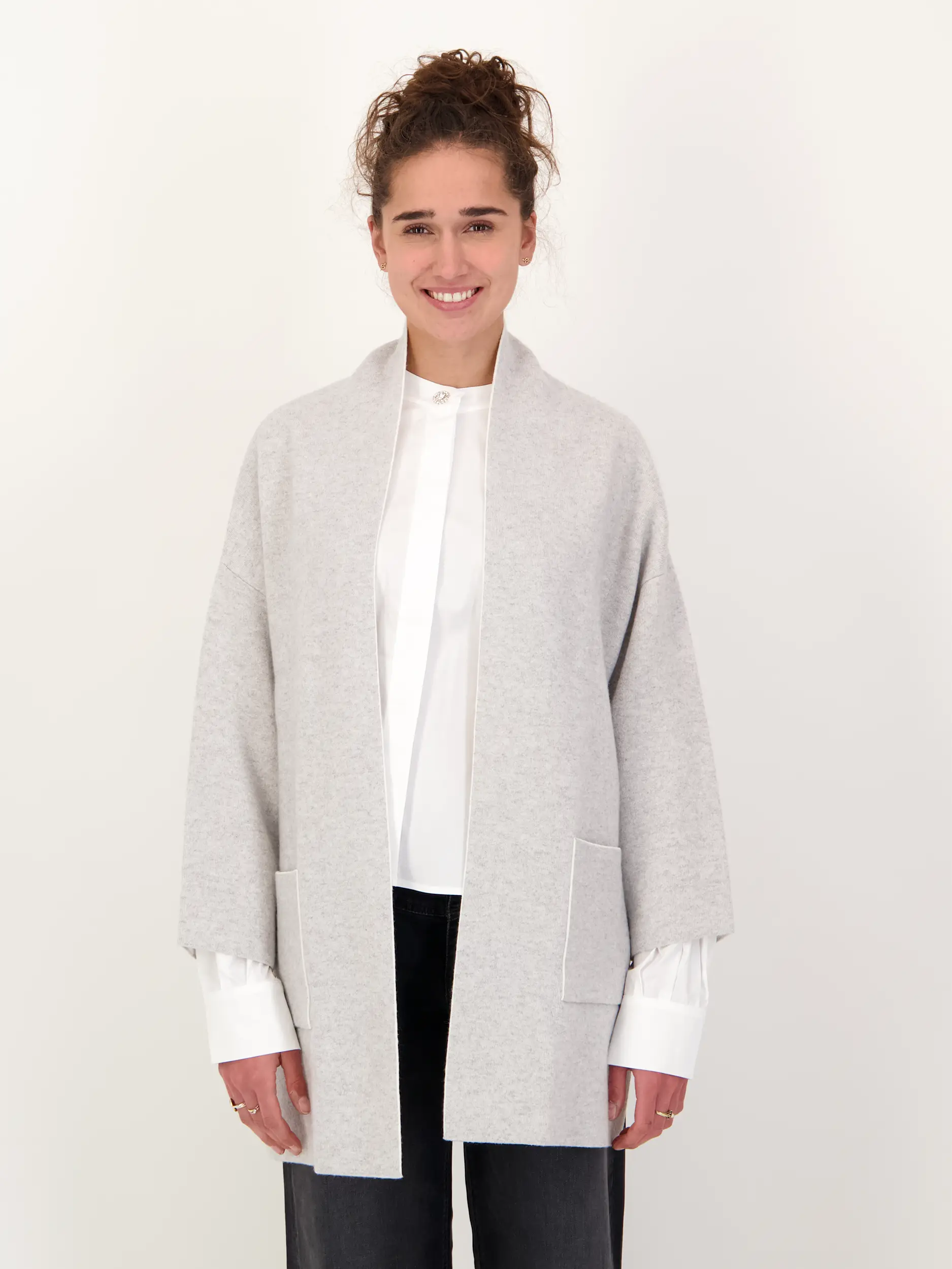 Strickjacke aus Wolle langarm - Artikel Vorderseite getragen von einem Modell - Farbe: Grau
