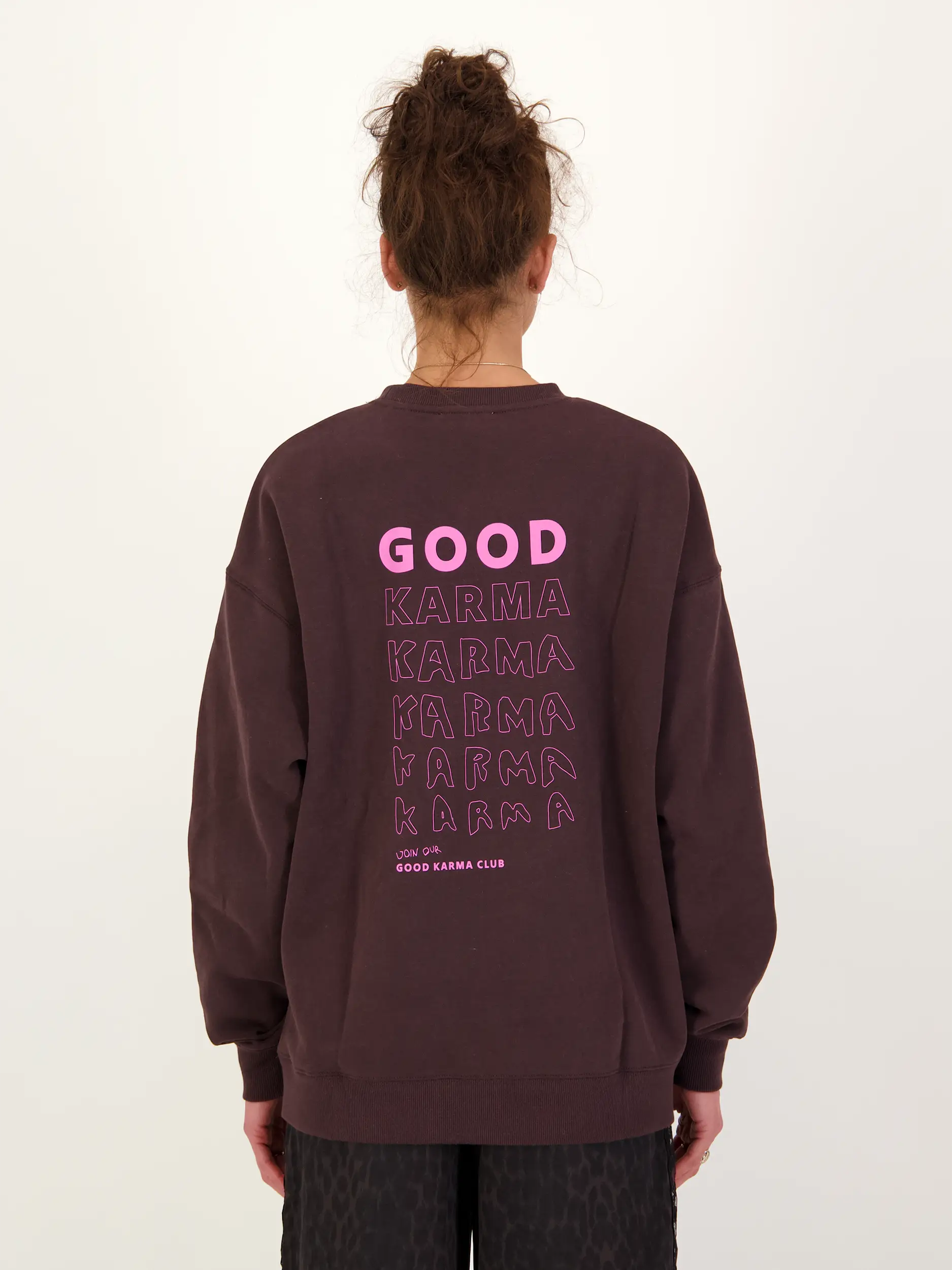 Sweatshirt 'Good Karma' - Artikel Rückseite getragen von einem Modell - Farbe: Braun