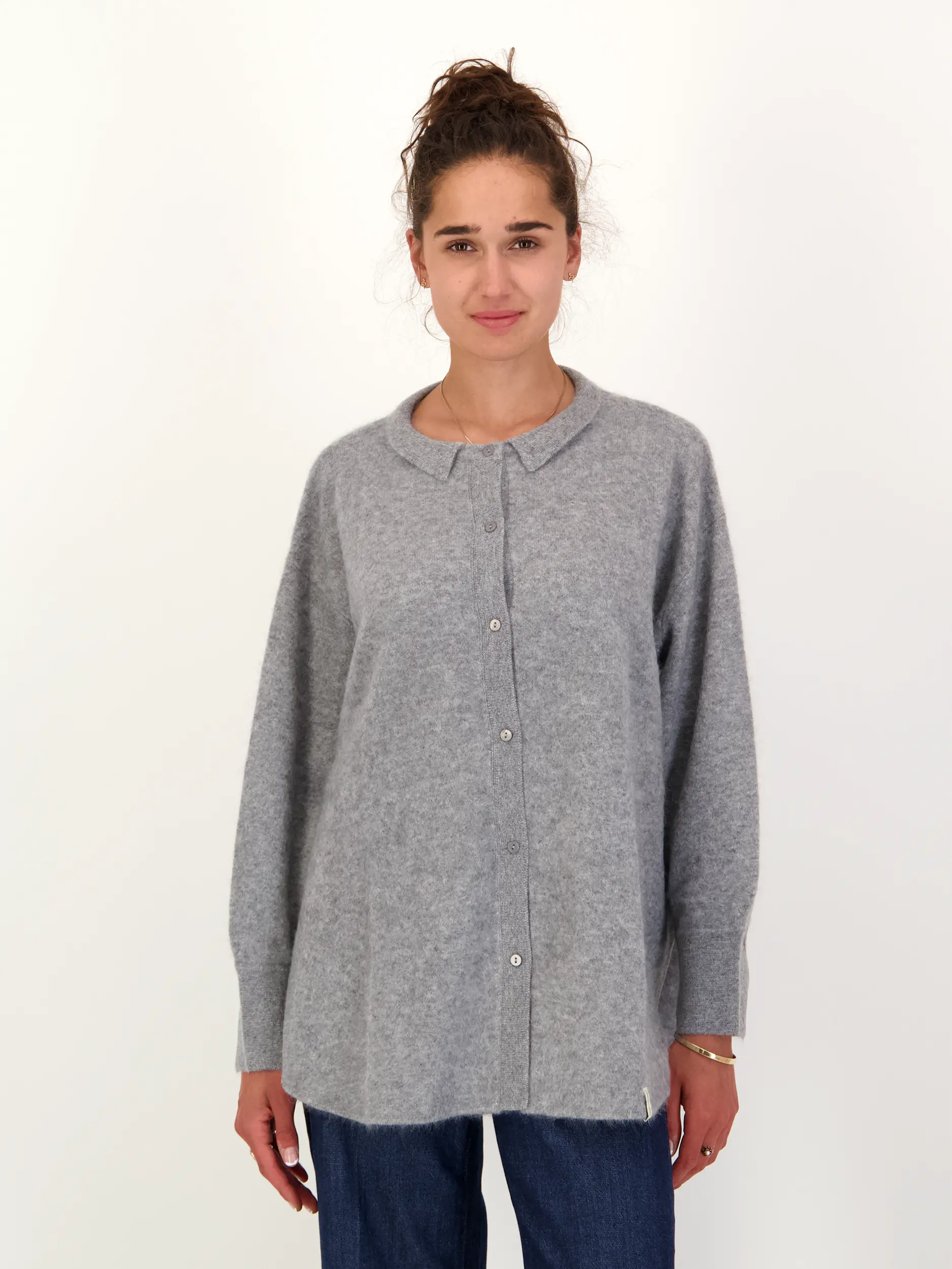 Strickjacke aus Kaschmir langarm - Artikel Vorderseite getragen von einem Modell - Farbe: Grau