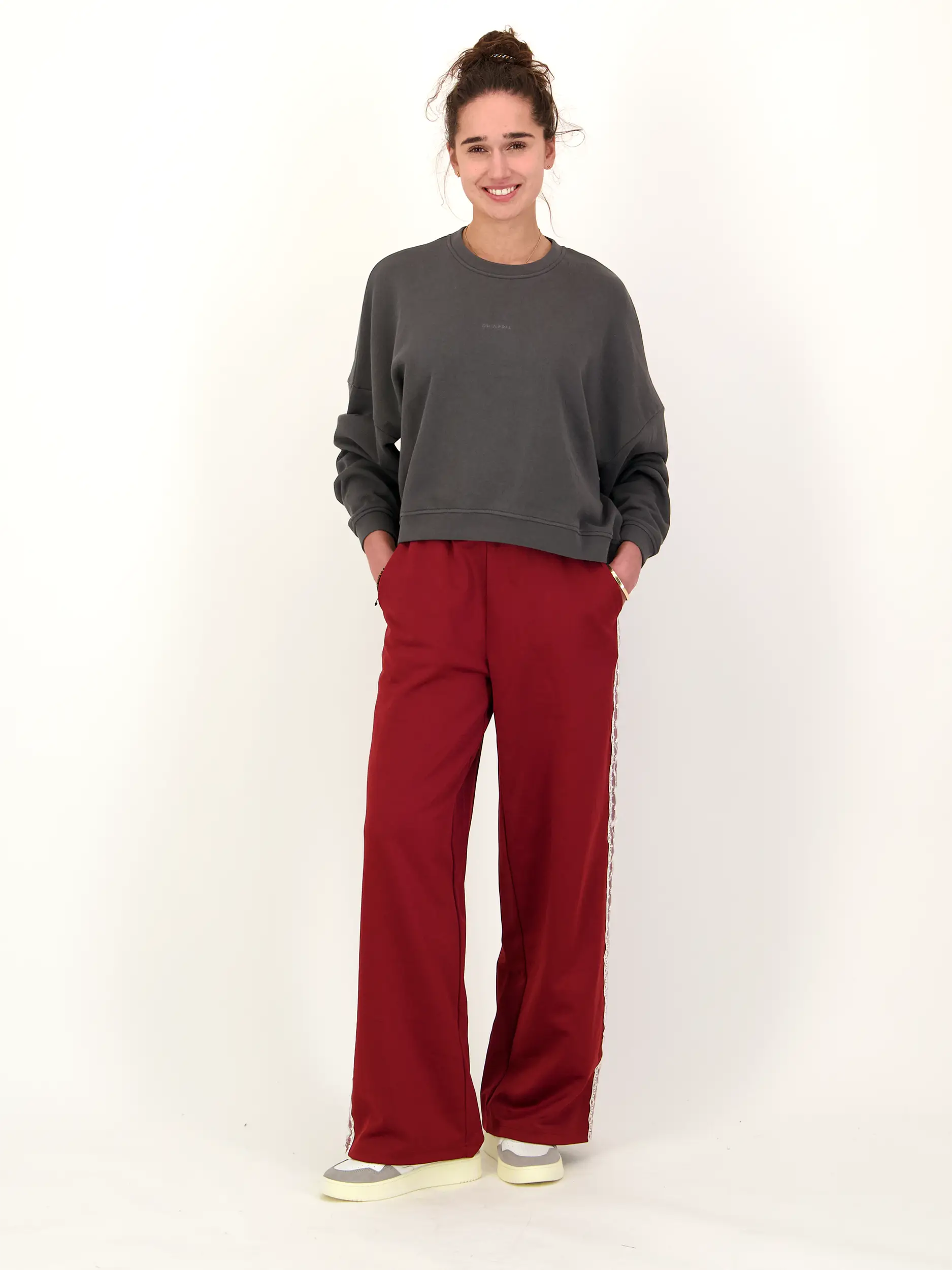 Sweatshirtl 'Love Season'  - Artikel Teil eines Outfits getragen von einem Modell - Farbe: Grau