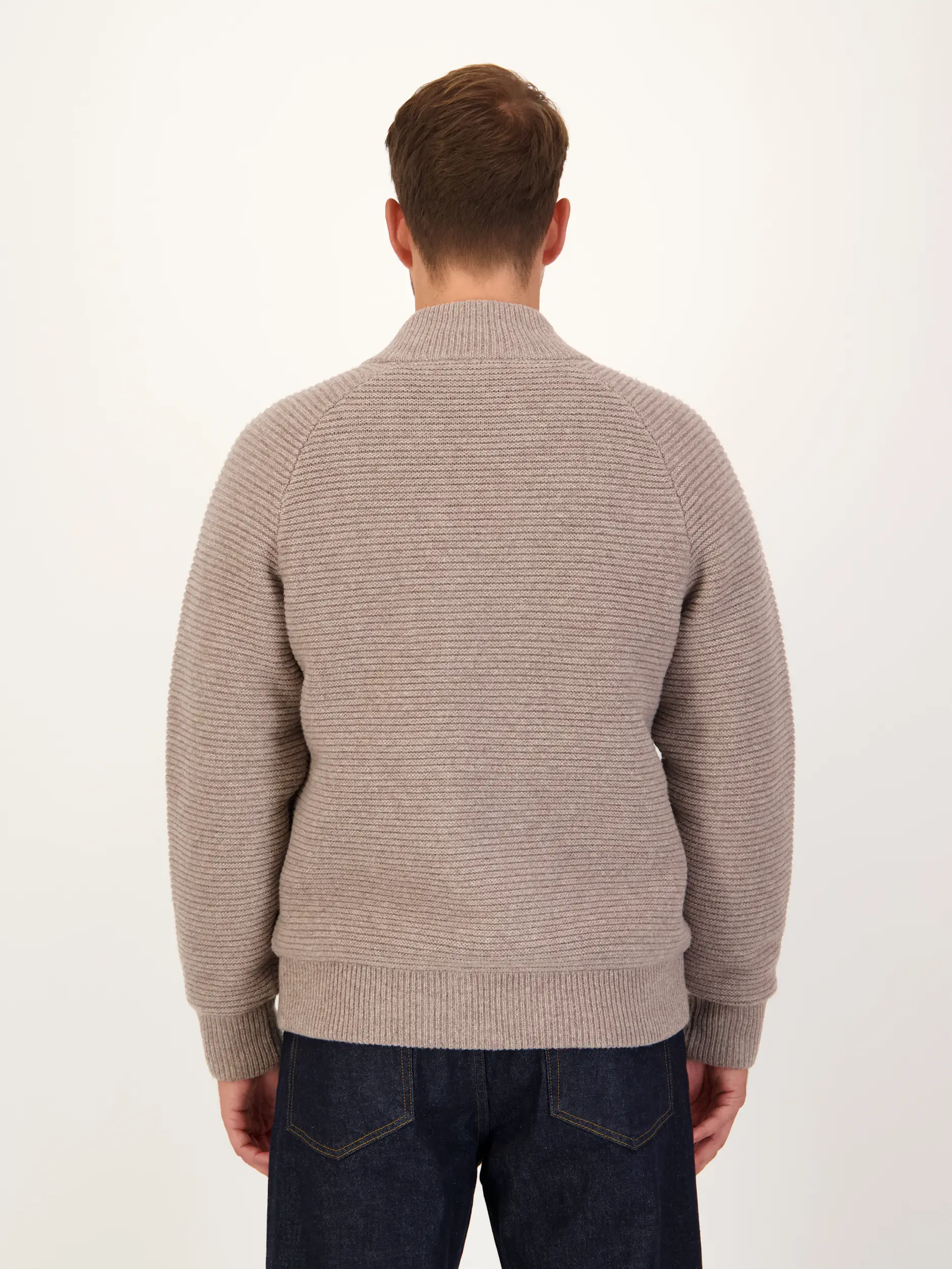 Gefütterte Strickjacke  - Artikel Rückseite getragen von einem Modell - Farbe: Braun