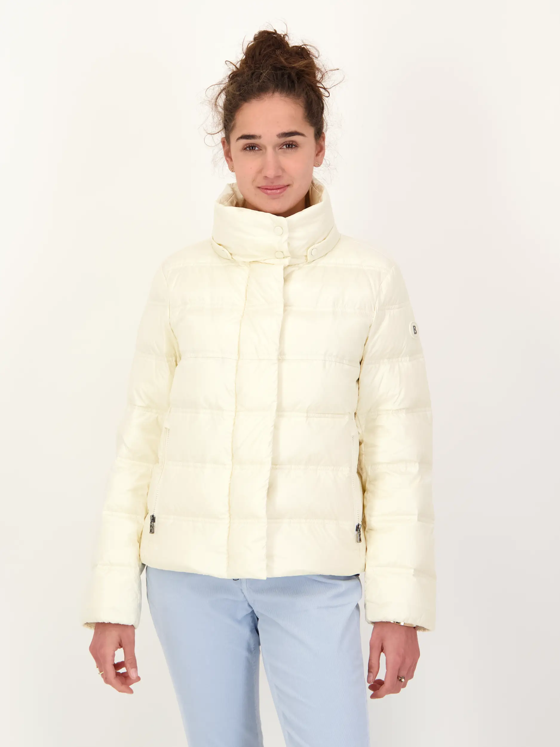 Daunenjacke 'Leslie' - Artikel Vorderseite getragen von einem Modell - Farbe: Creme