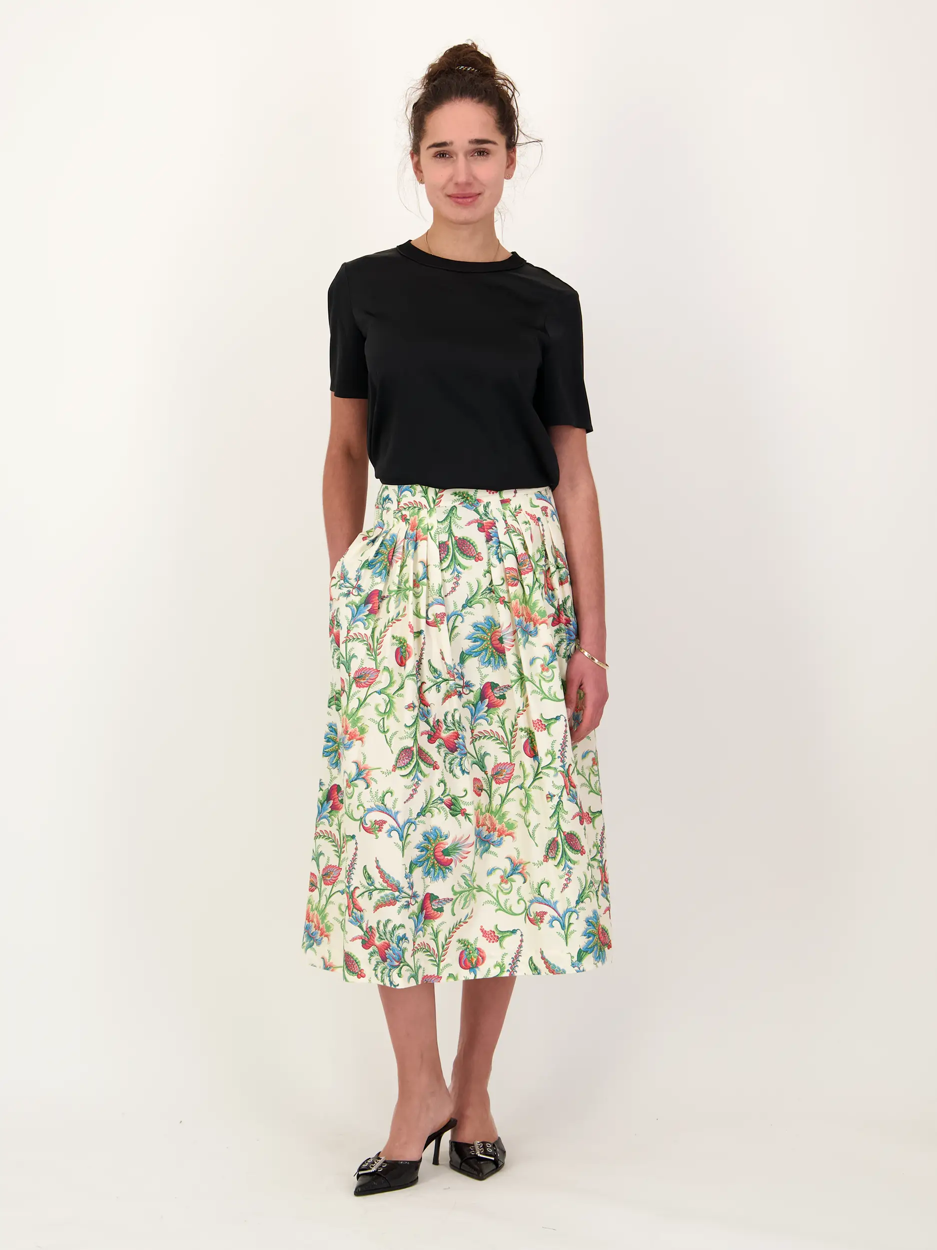 Midirock  - Artikel Teil eines Outfits getragen von einem Modell - Farbe: Rot