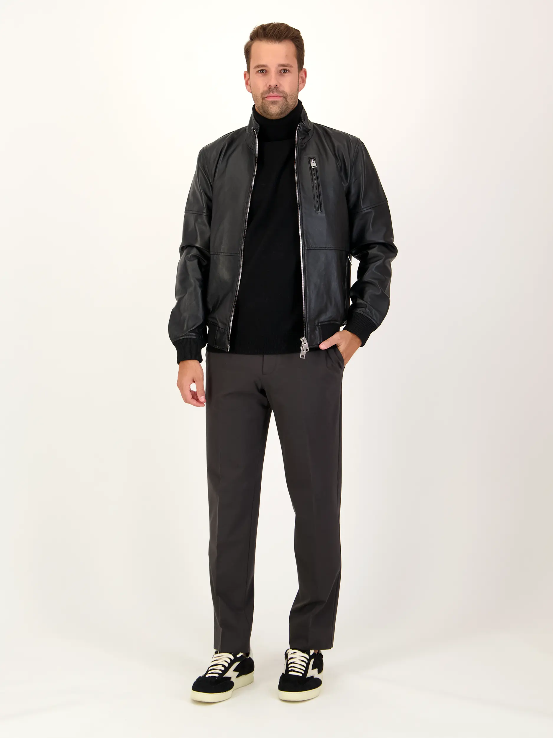 Rollkragenpullover aus Kaschmir langarm - Artikel Teil eines Outfits getragen von einem Modell - Farbe: Schwarz